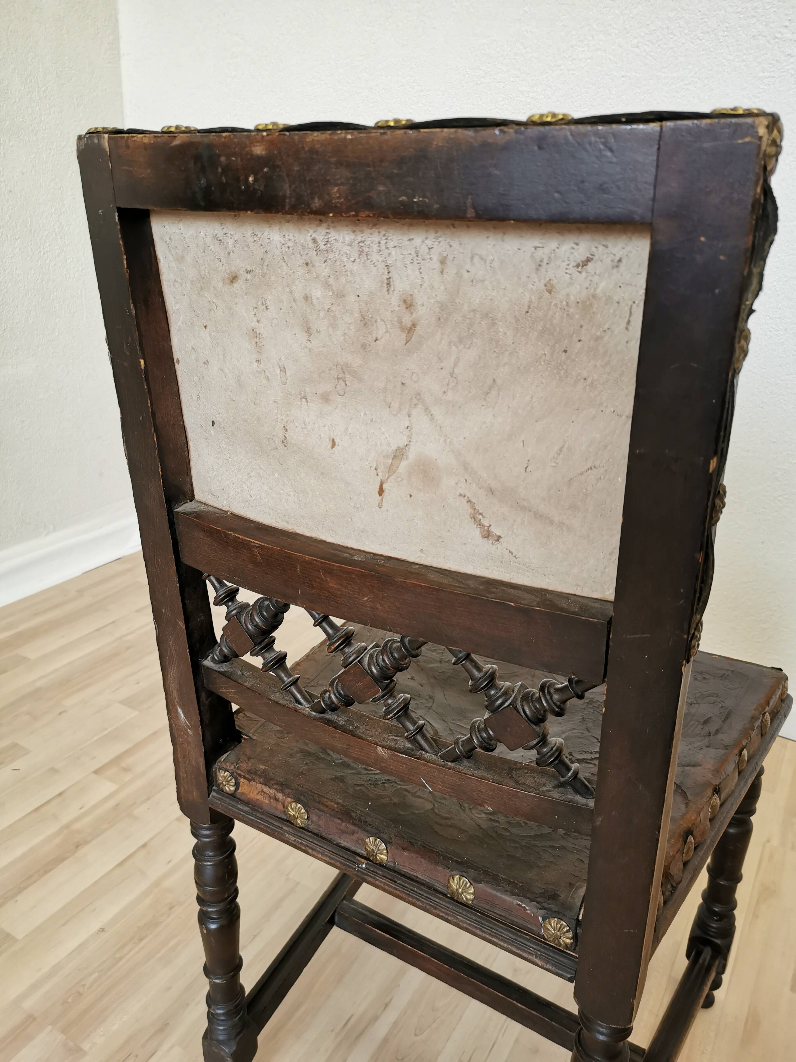 Chaise de salle à manger en cuir antique des années 1930 : base en bois sculpté, détails en métal