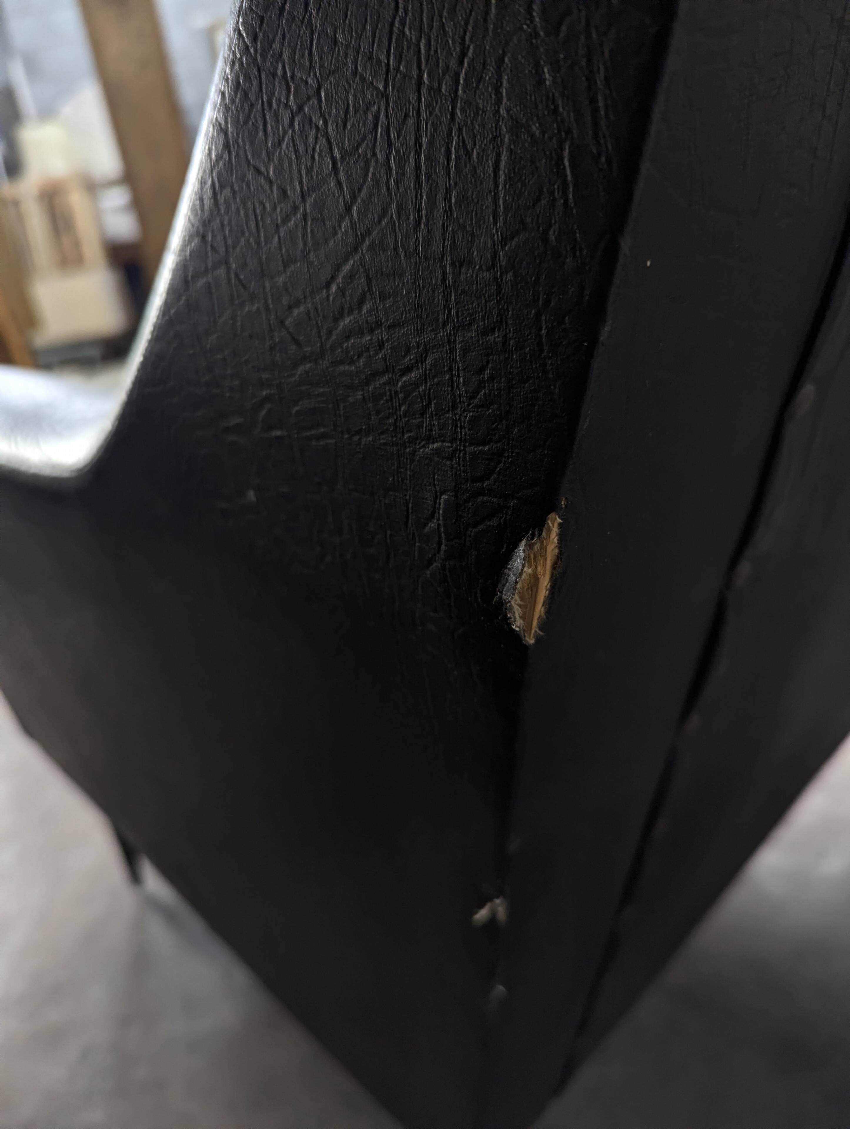 Paire de fauteuils design italien en skaï noir