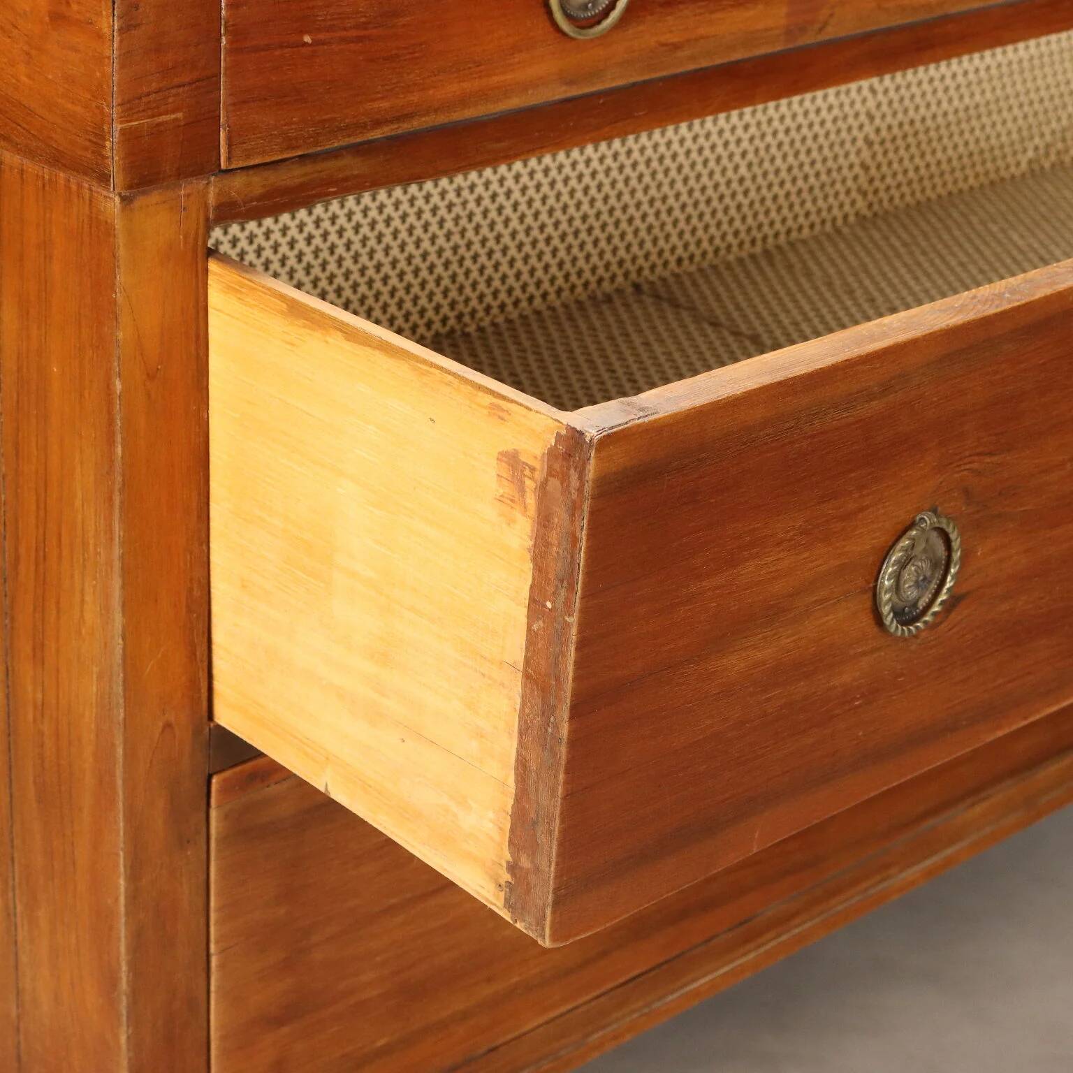 Directoire commode in walnut - Italy early 19th century