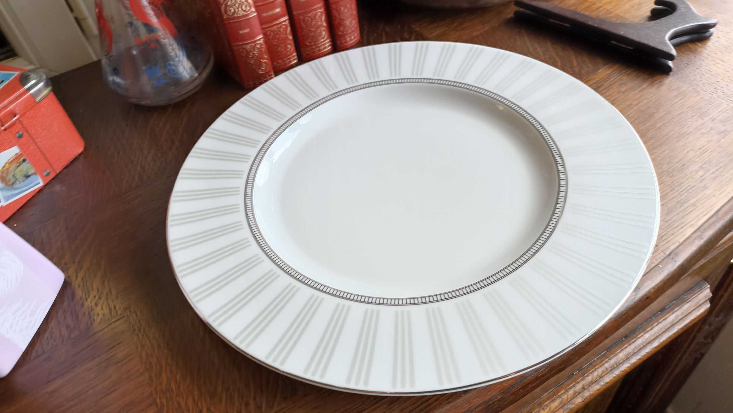 Guy Degrenne serving dish in Limoges porcelain, Venice Day Platinum