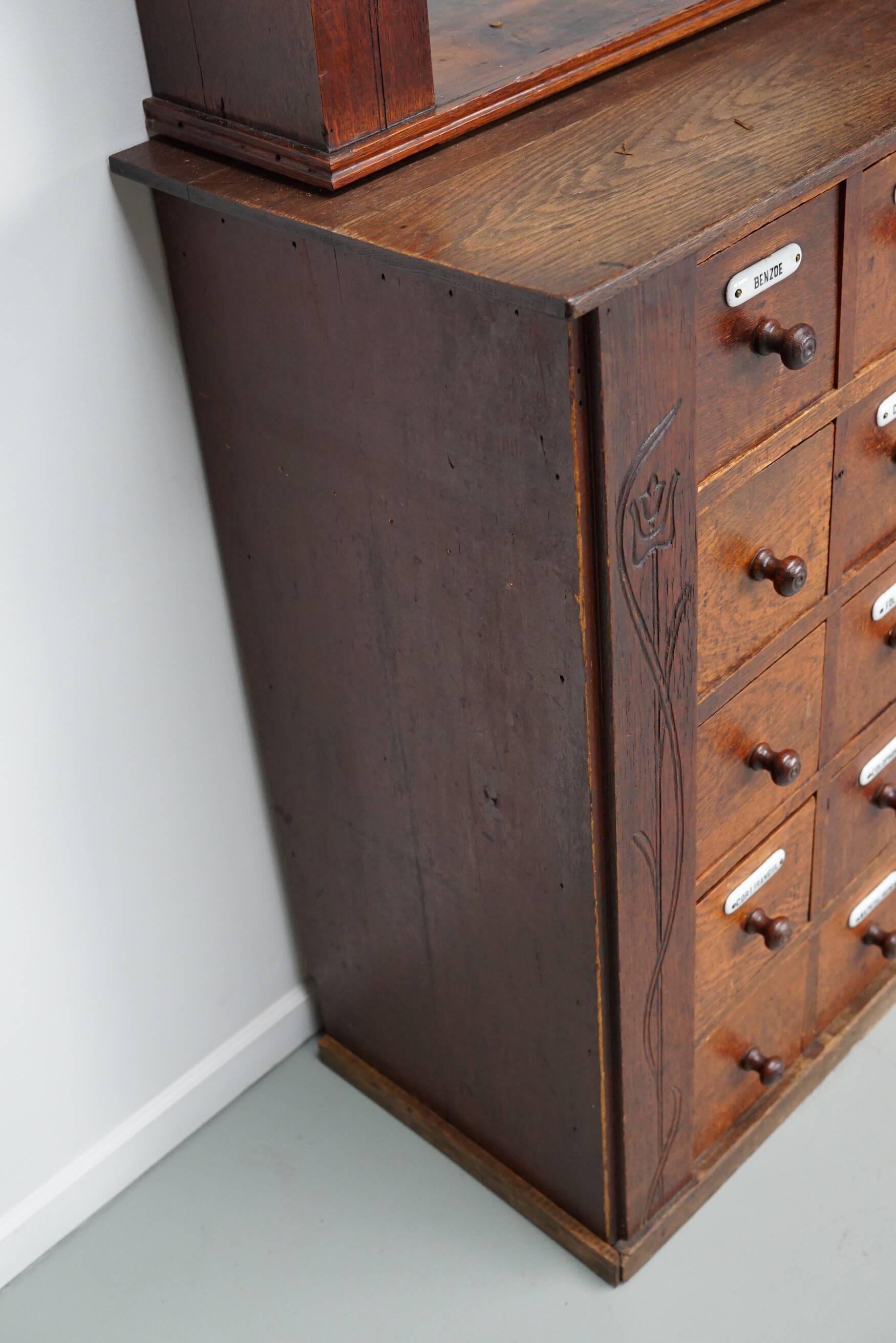 Paire d'armoires / vitrines d'apothicaire en chêne hollandais antiques Art Nouveau vers 1904