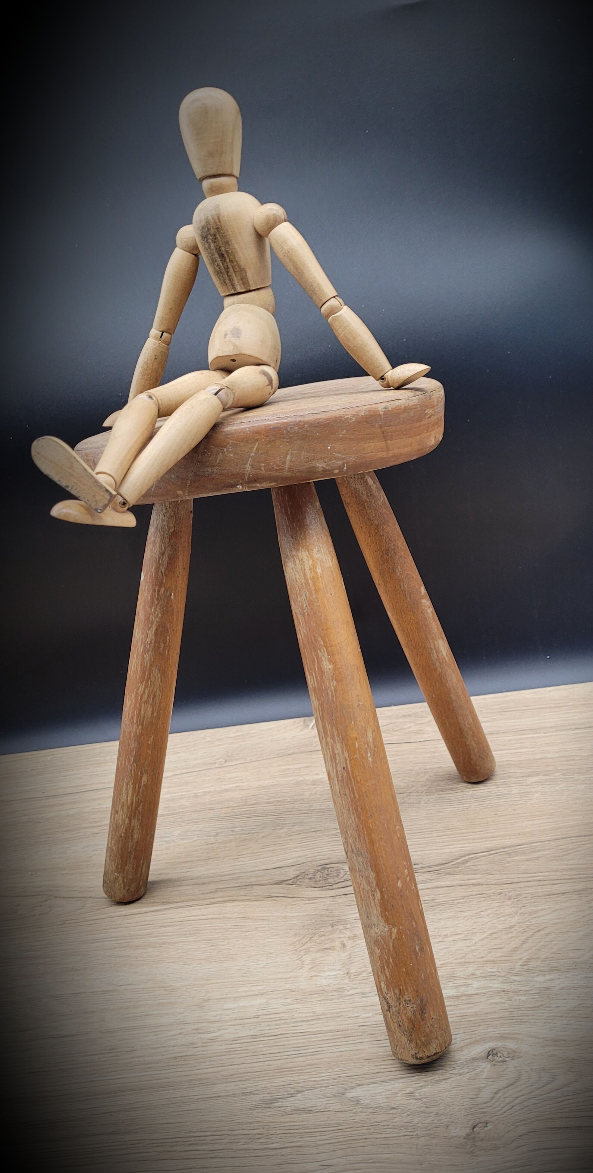 Cowherd stool tripod round solid wood