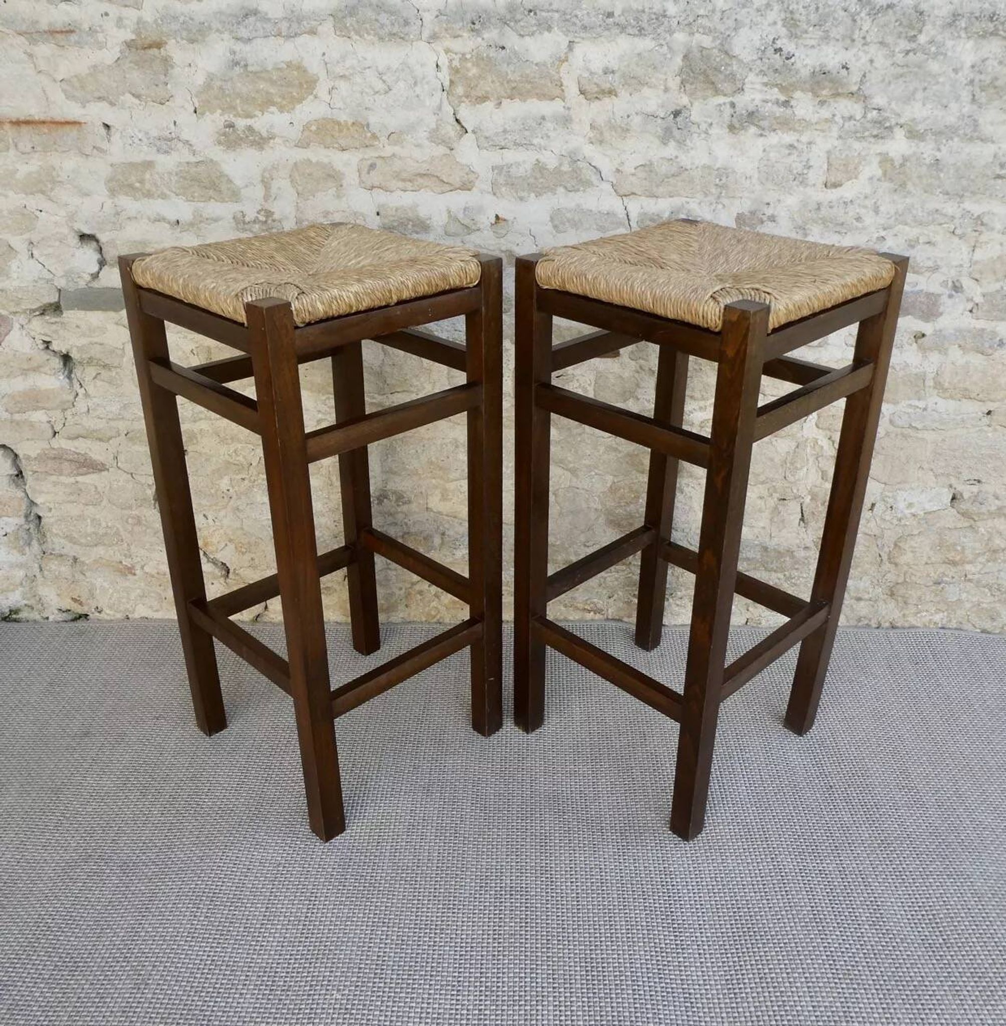 paire de tabourets de bar, en bois avec assise paillée