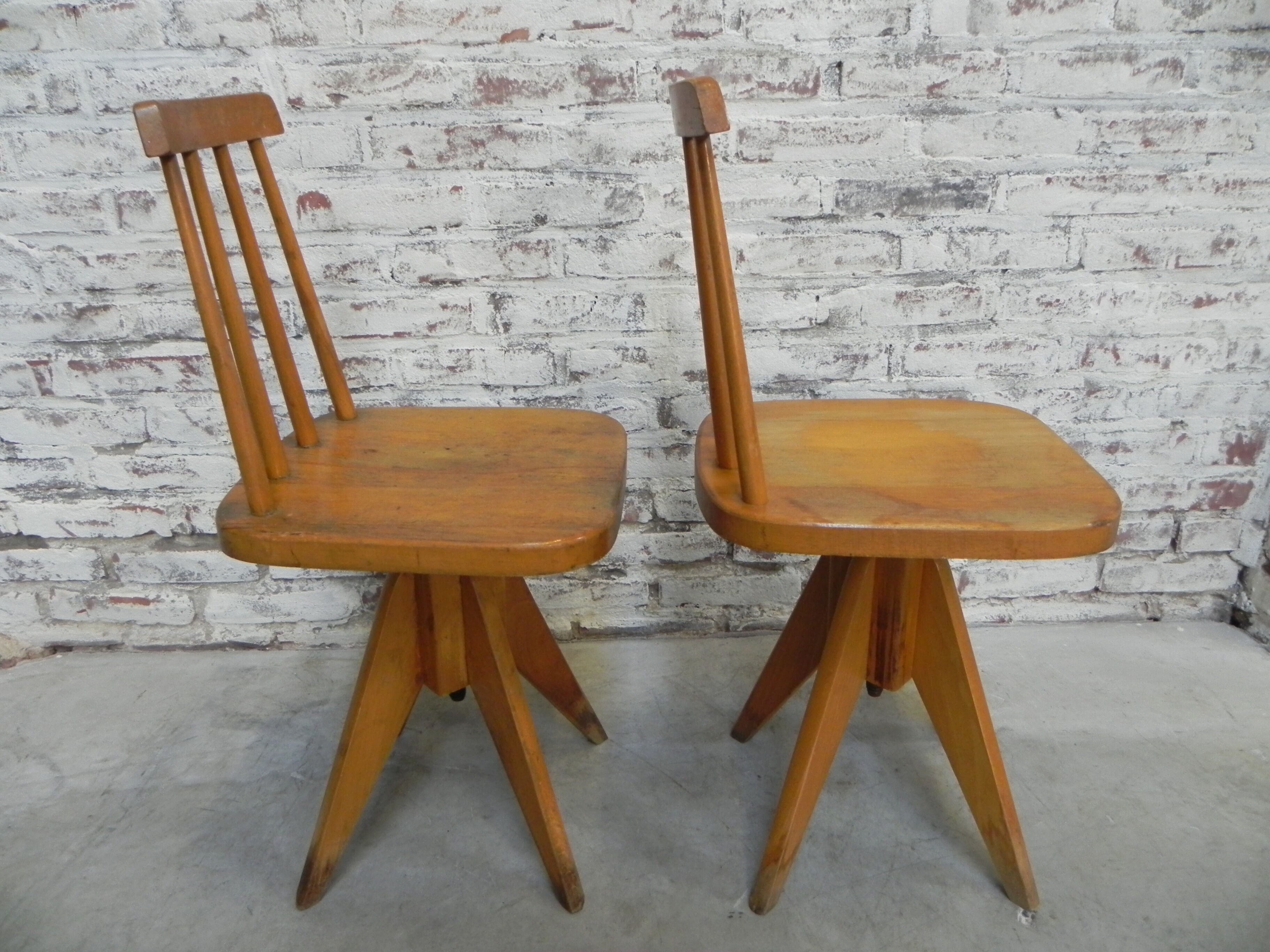 2 chaises en bois studio