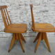 2 chaises en bois studio