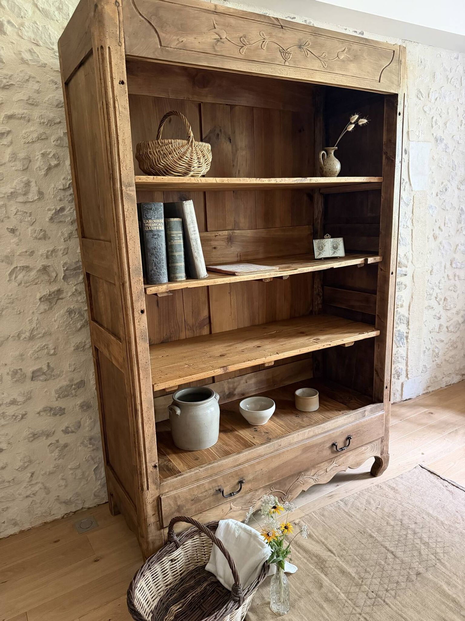 Bibliothèque en bois rénovée