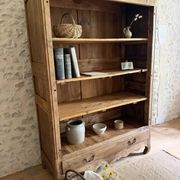 Bibliothèque en bois rénovée