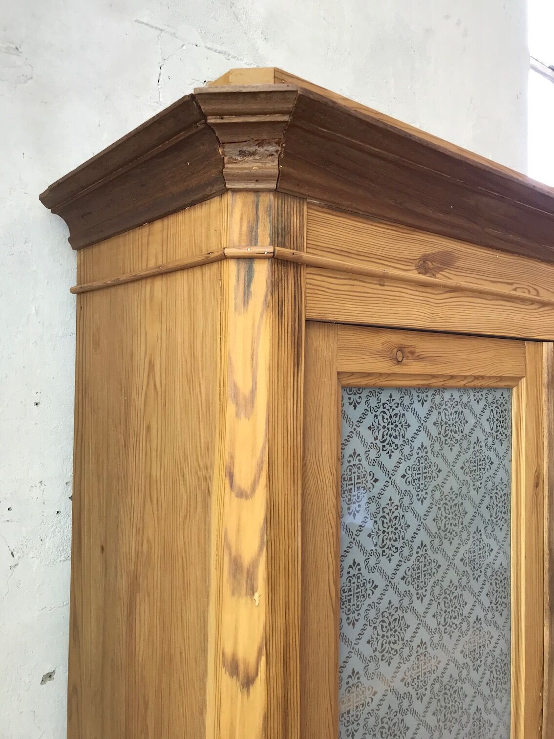 Buffet two bodies in raw pine