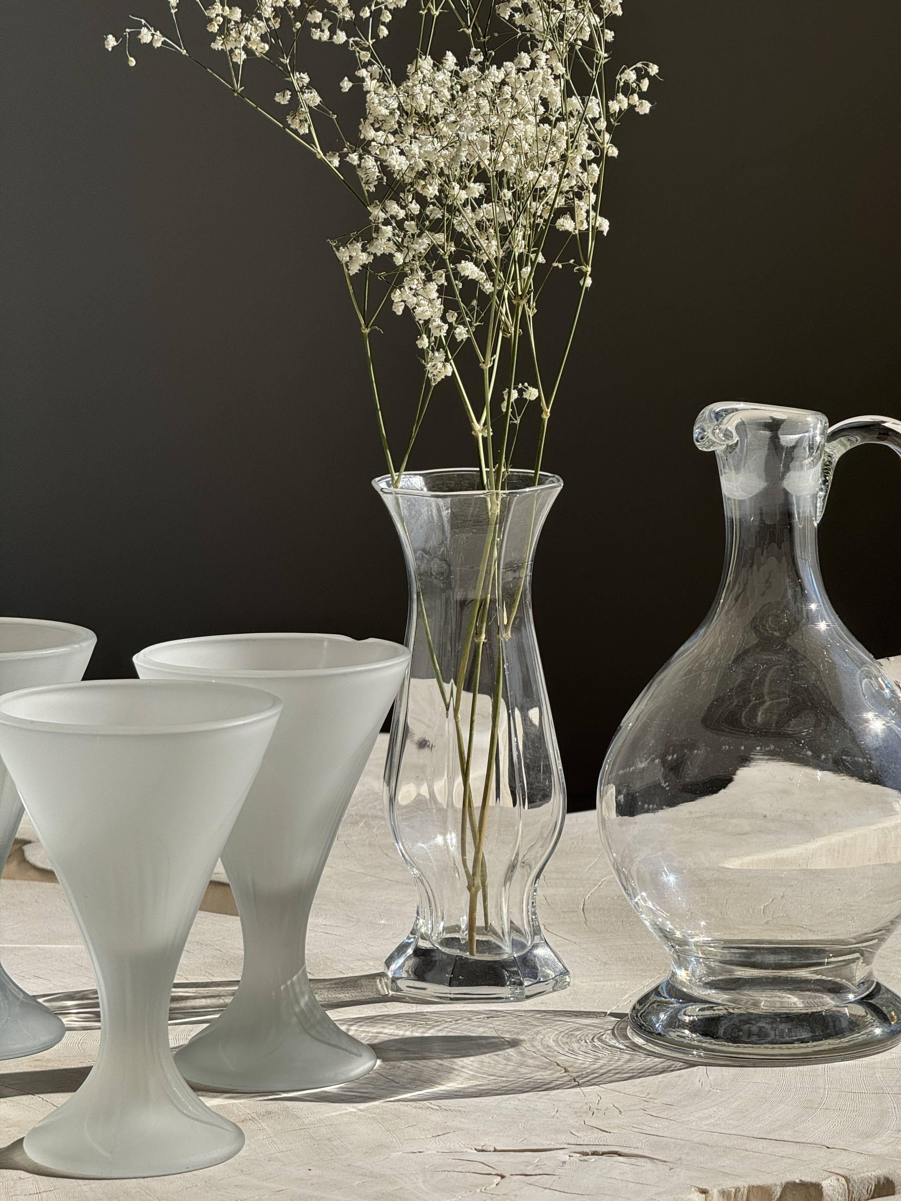 Carafe en verre à bec verseur et anse