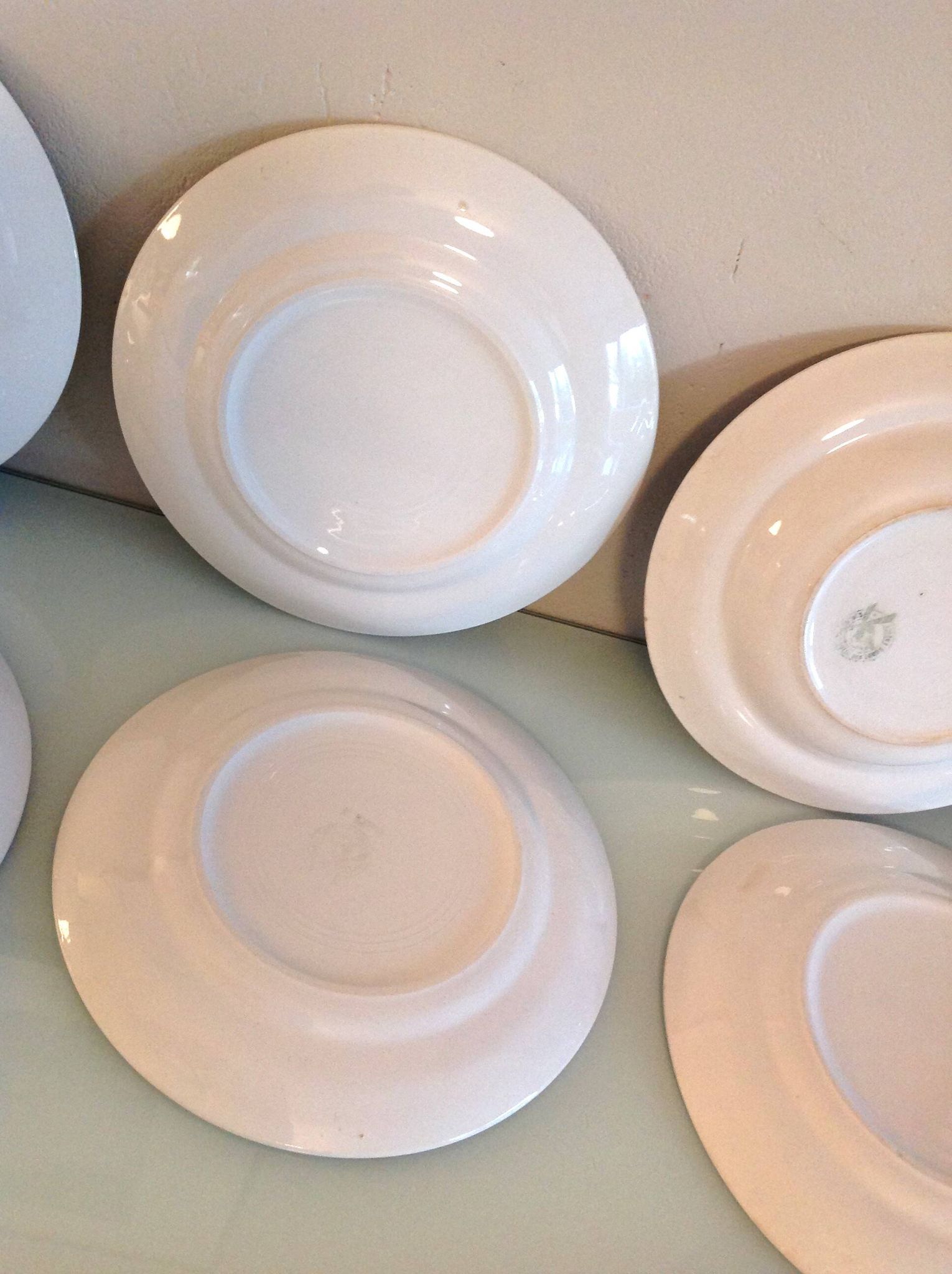 Set of six flat plates and one Moulin des Loups bowl, green tablecloth model/1950s-1960s