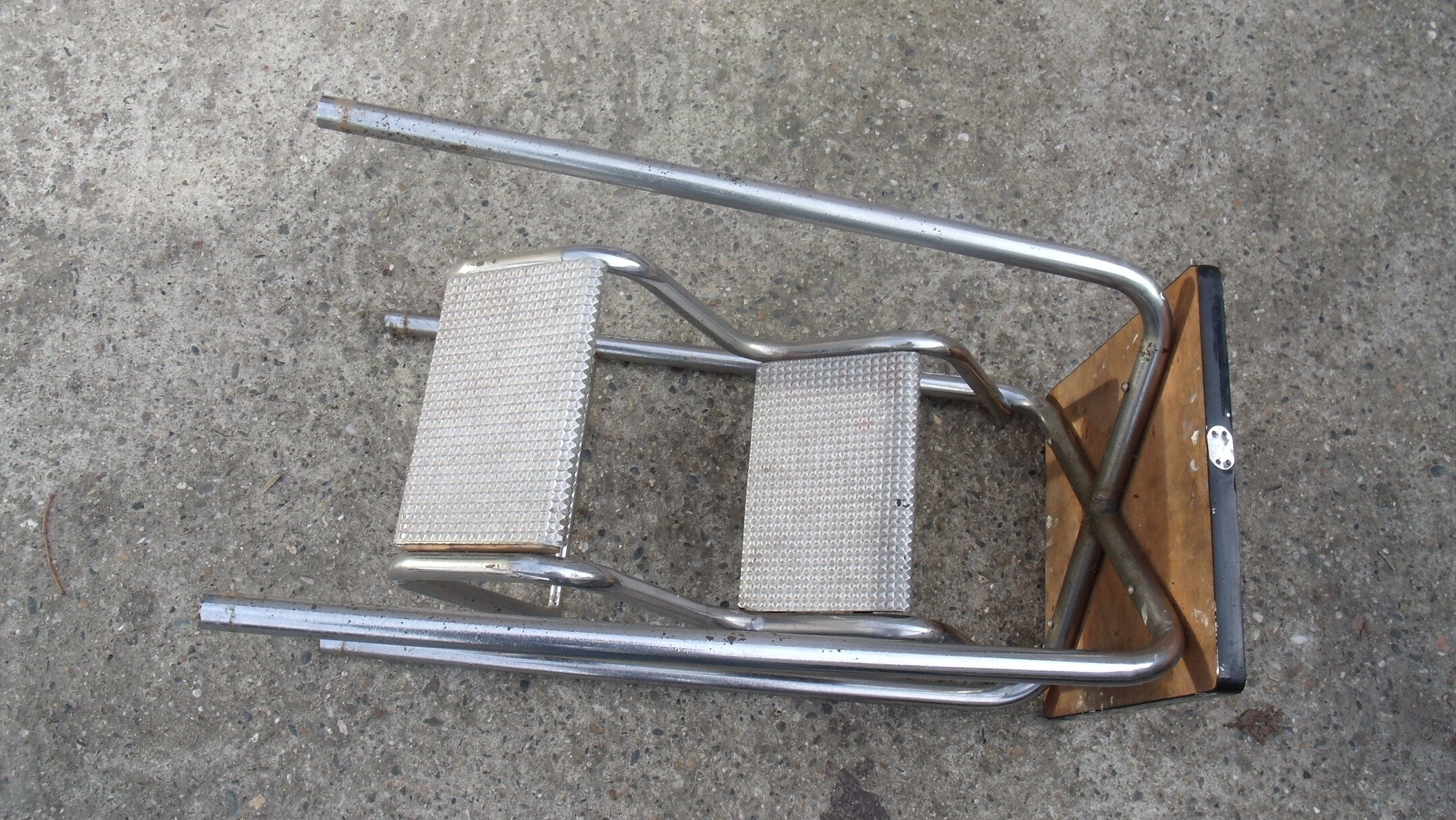 Market the 50-foot stepladder