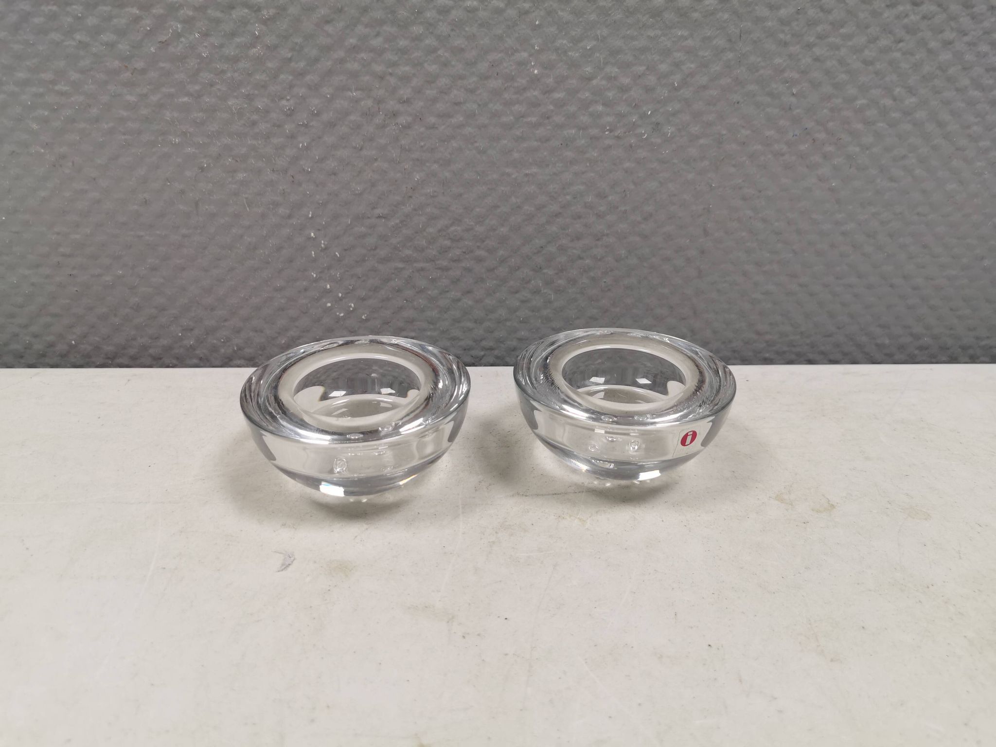 Un ensemble de bougeoirs iittala en verre transparent clair.