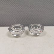 Un ensemble de bougeoirs iittala en verre transparent clair.