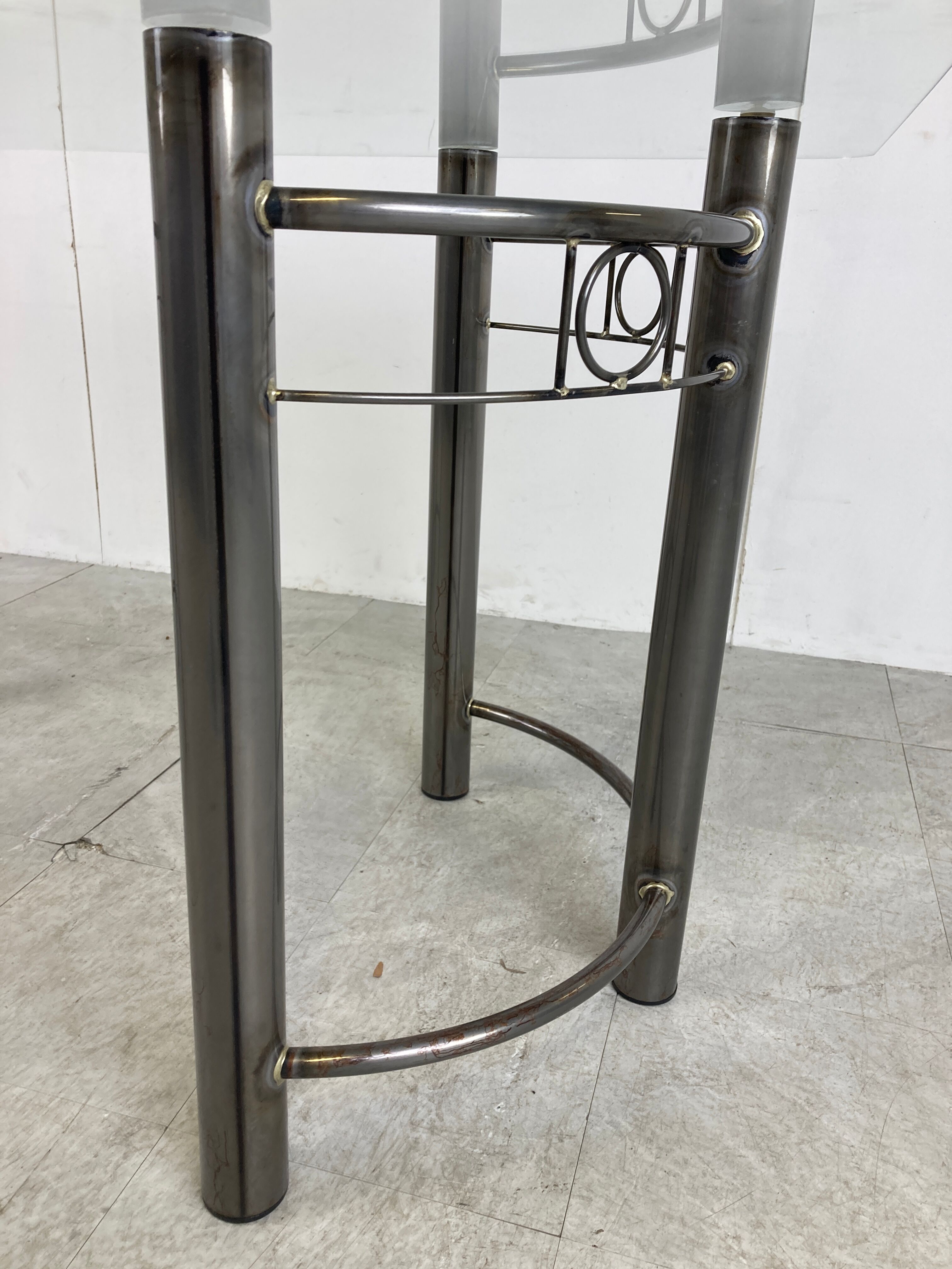 Chaises et table de salle à manger postmodernes, années 1980