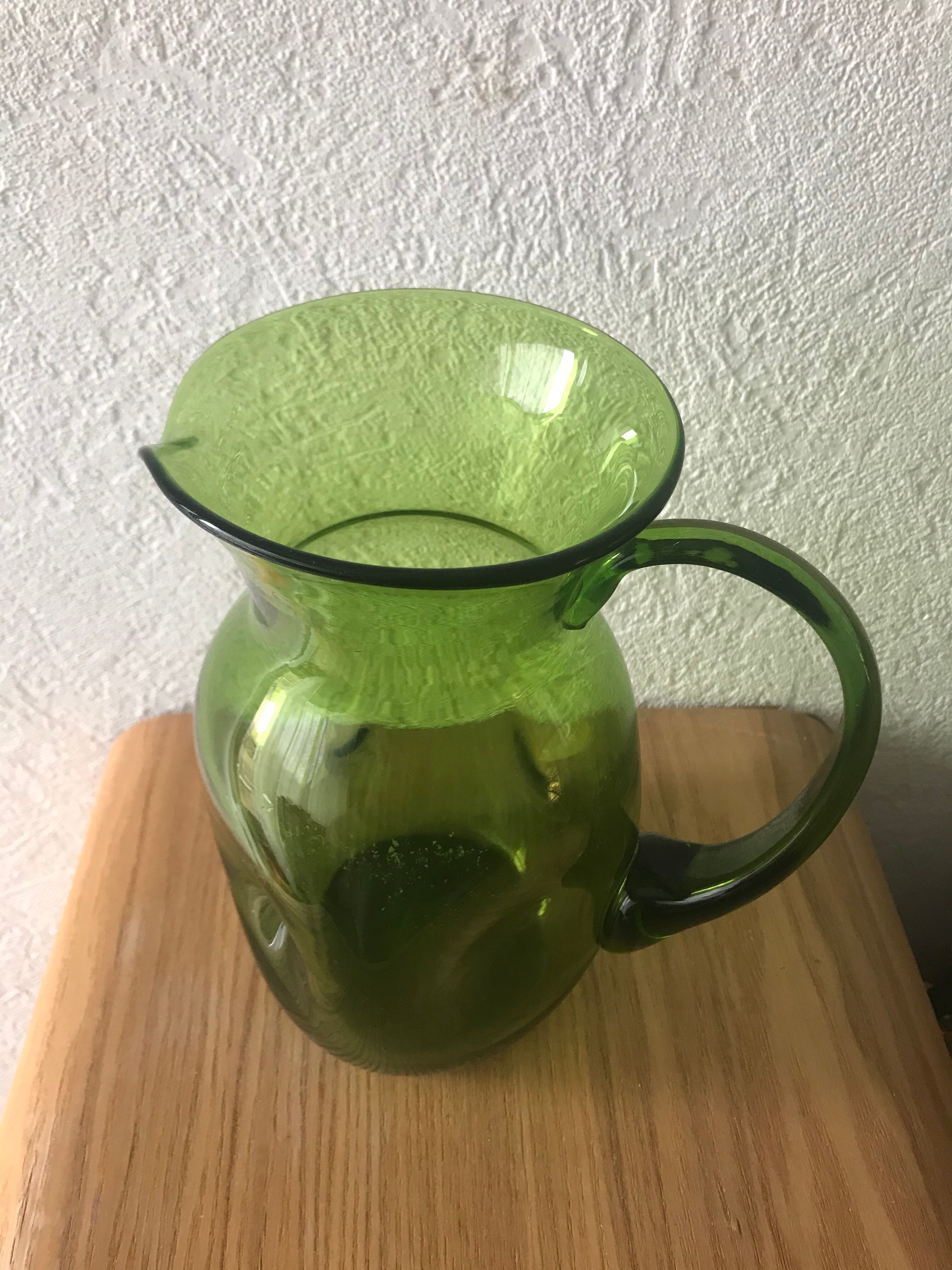 Pichet en verre vert