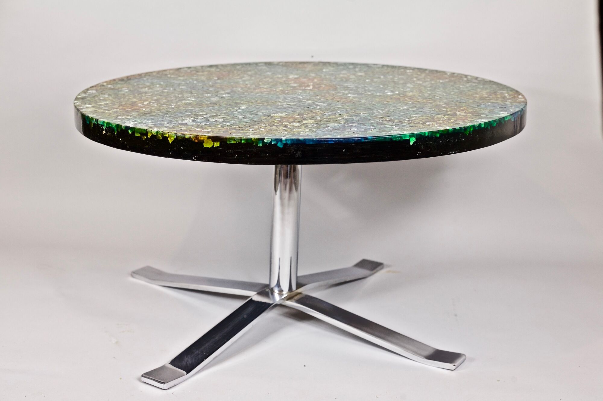 Table low round of Pierre Giraudon resin with inclusions of glass 60 years