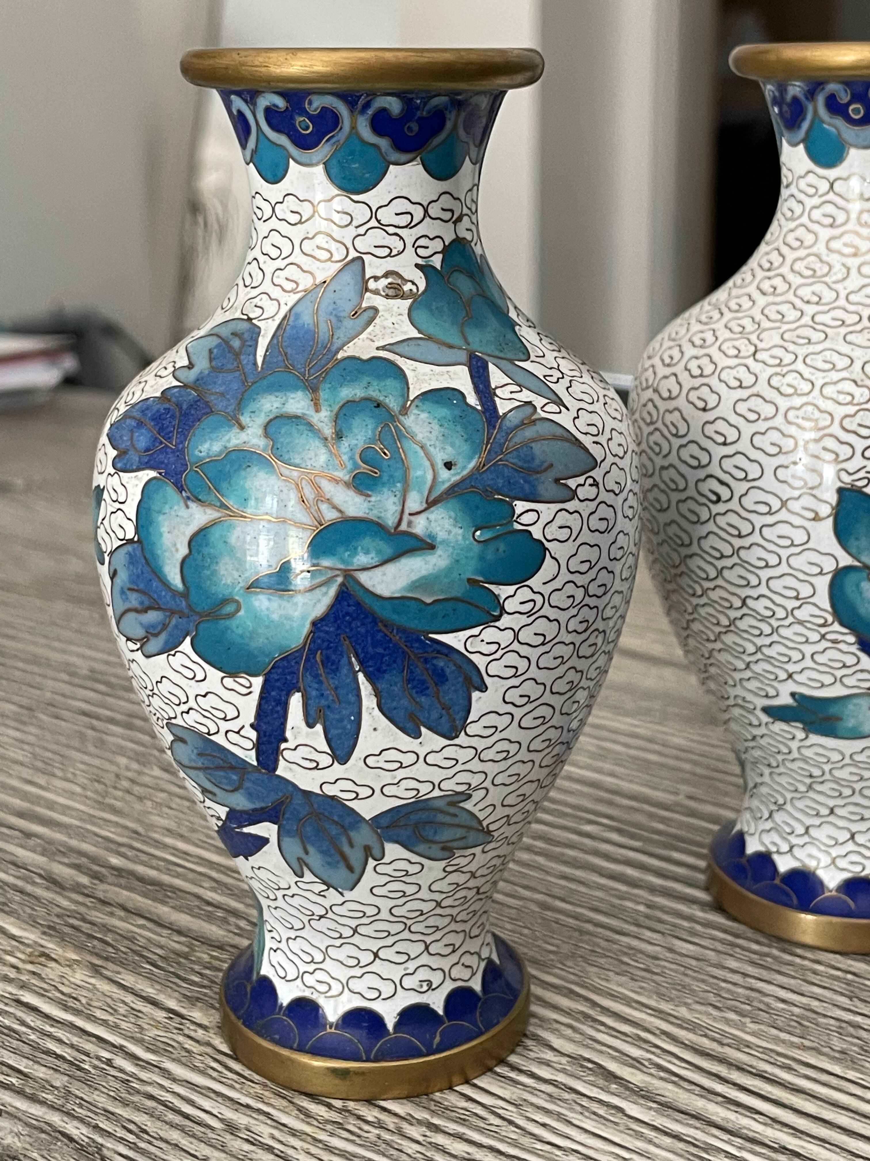 2 Asian vases