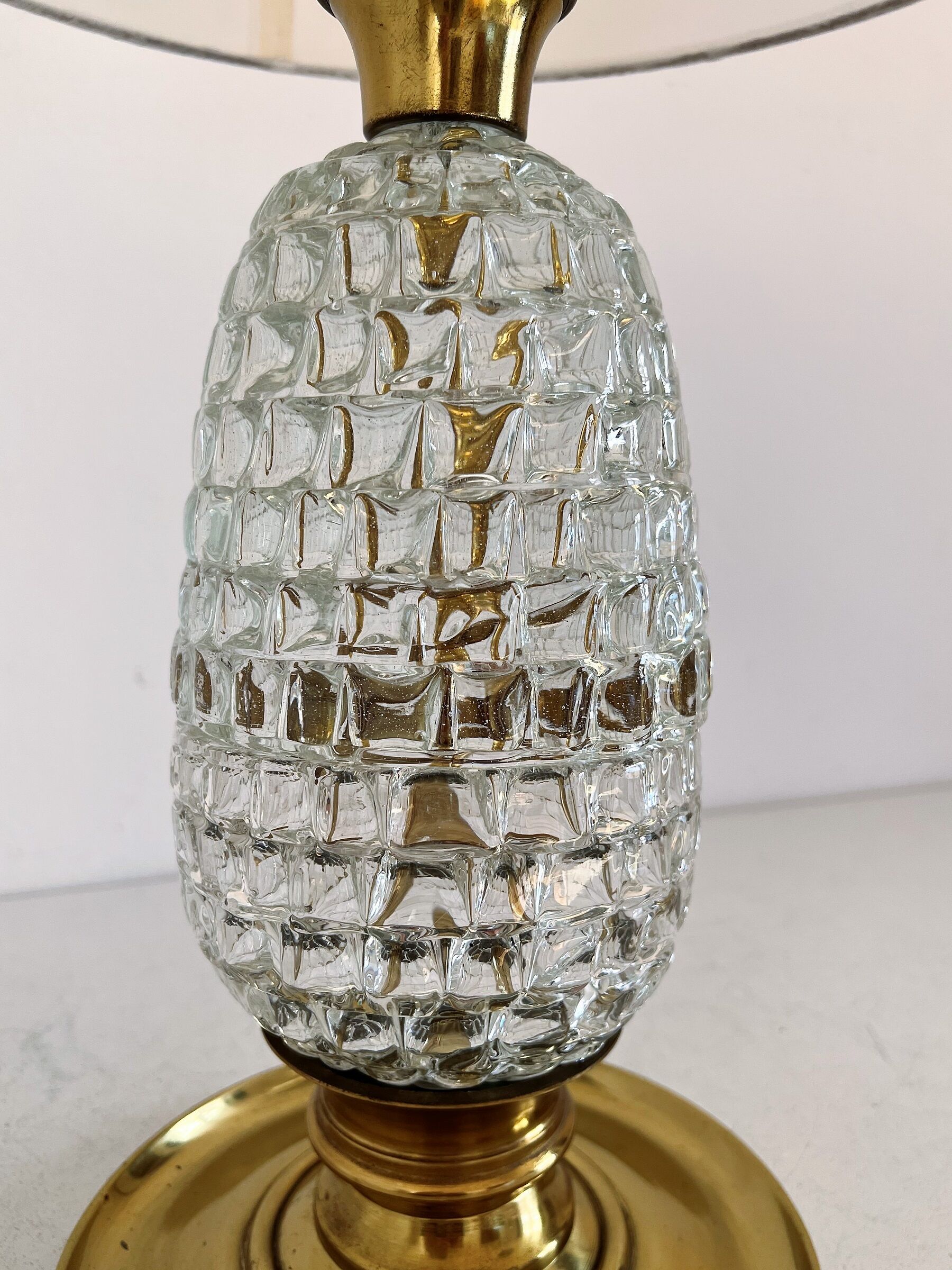 Italian mid-century table lamp with brass and creased murano glass