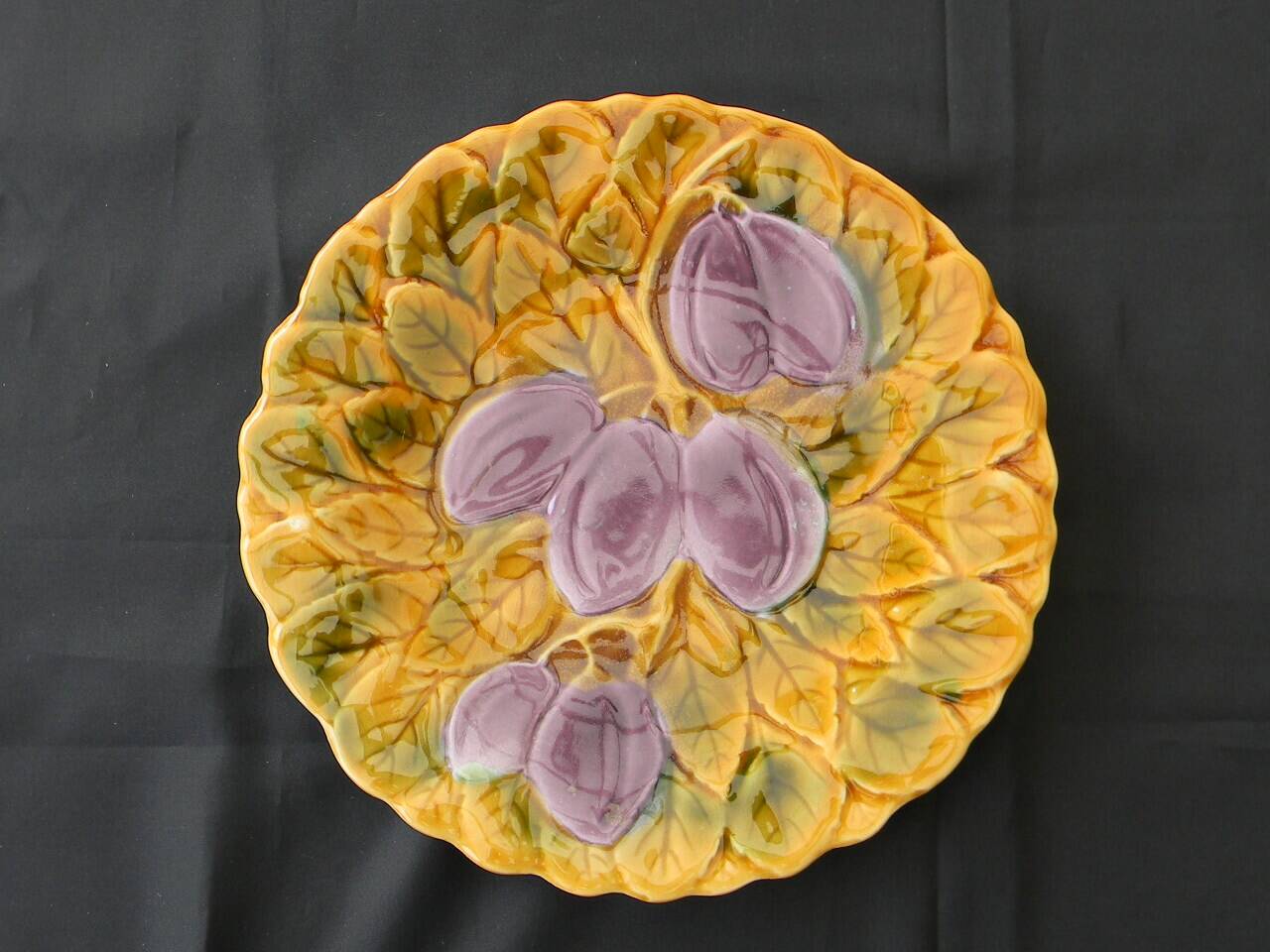 6 dessert plates in Sarreguemines barbotine. Fruit decoration.