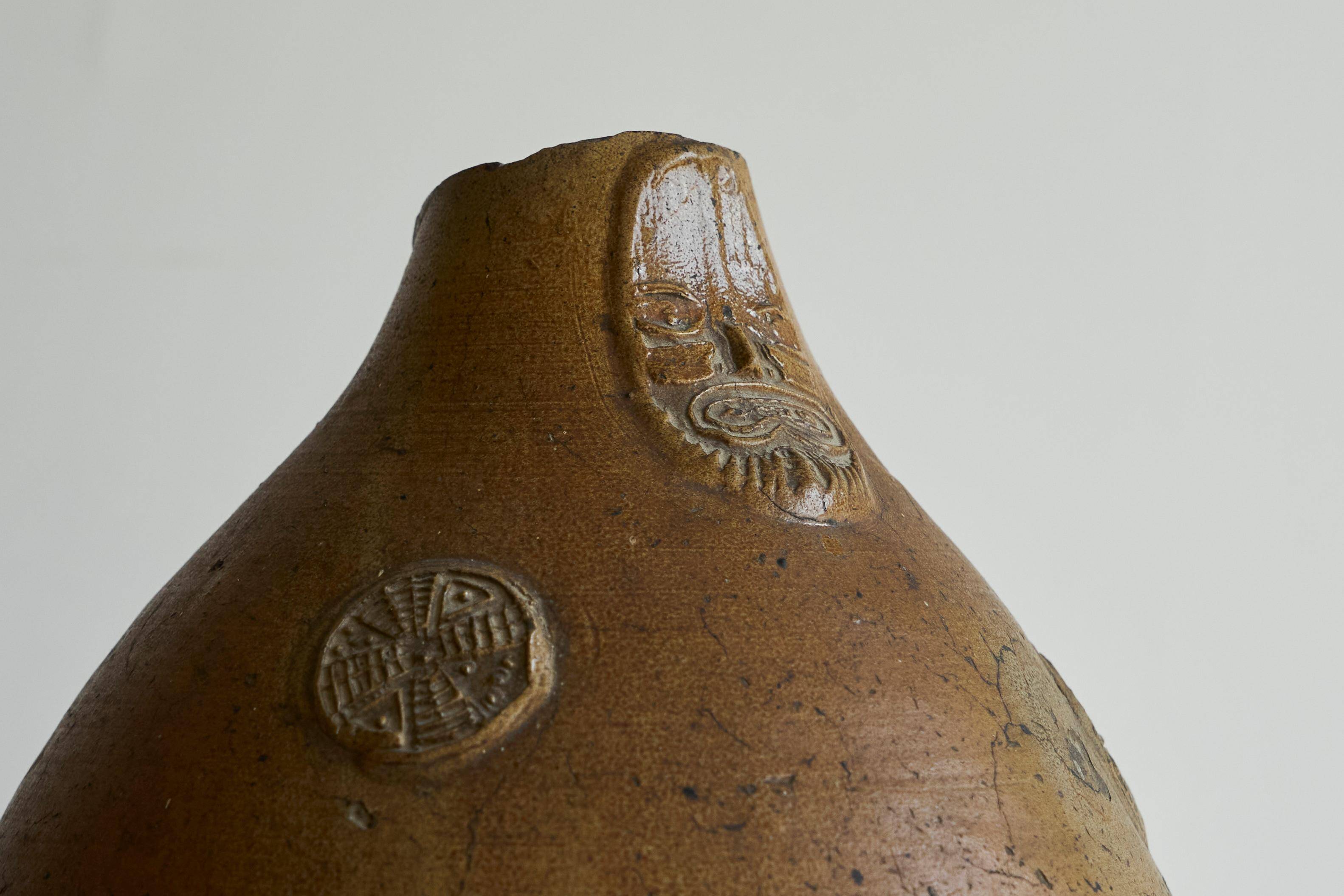 Très grand pichet Bartmann / Bellarmine en grès émaillé à sel 17ème siècle
