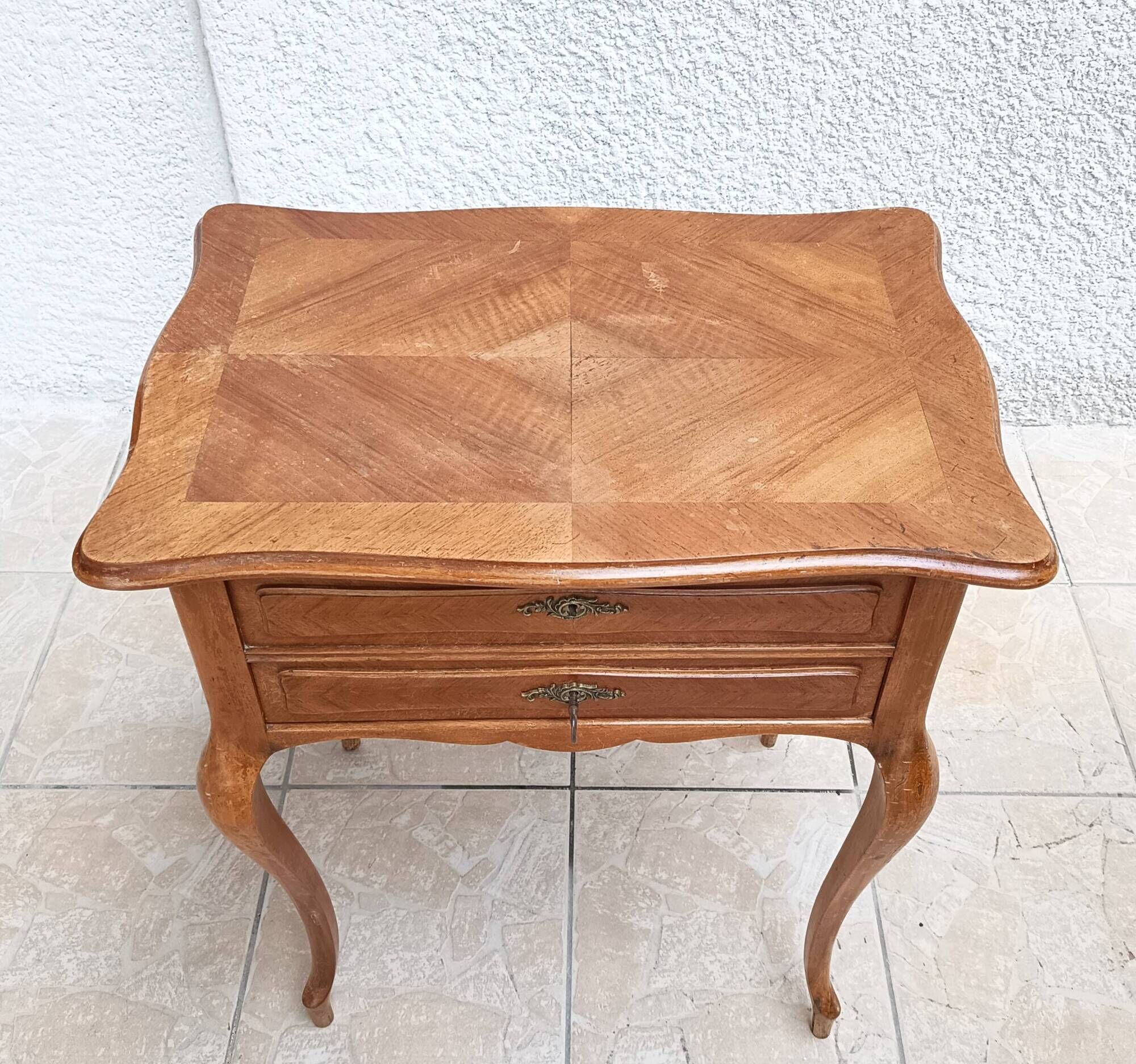 Louis XV work table in walnut, 19th century.
