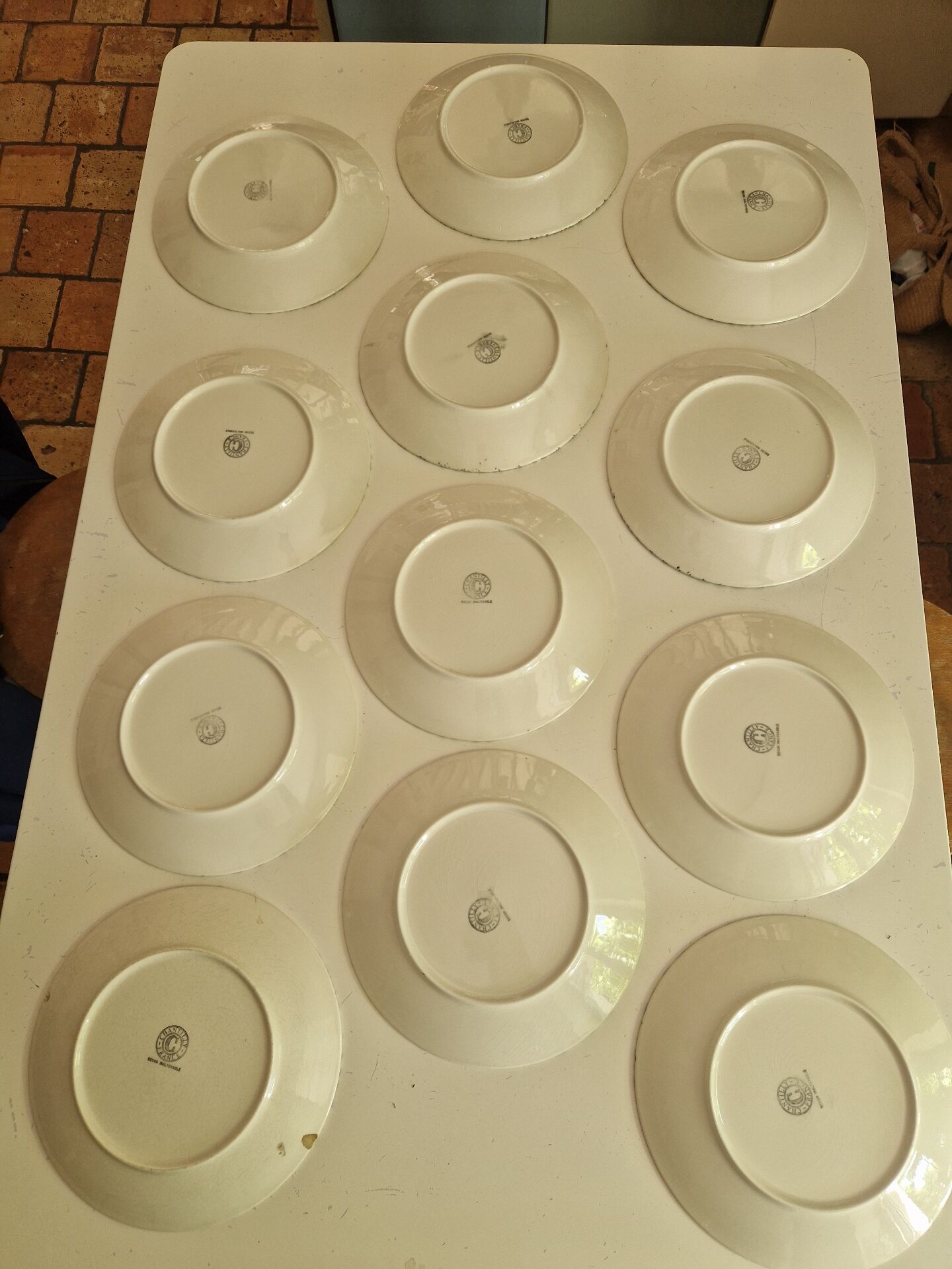 12 assiettes plates moucheté noir manufacture Chantilly France