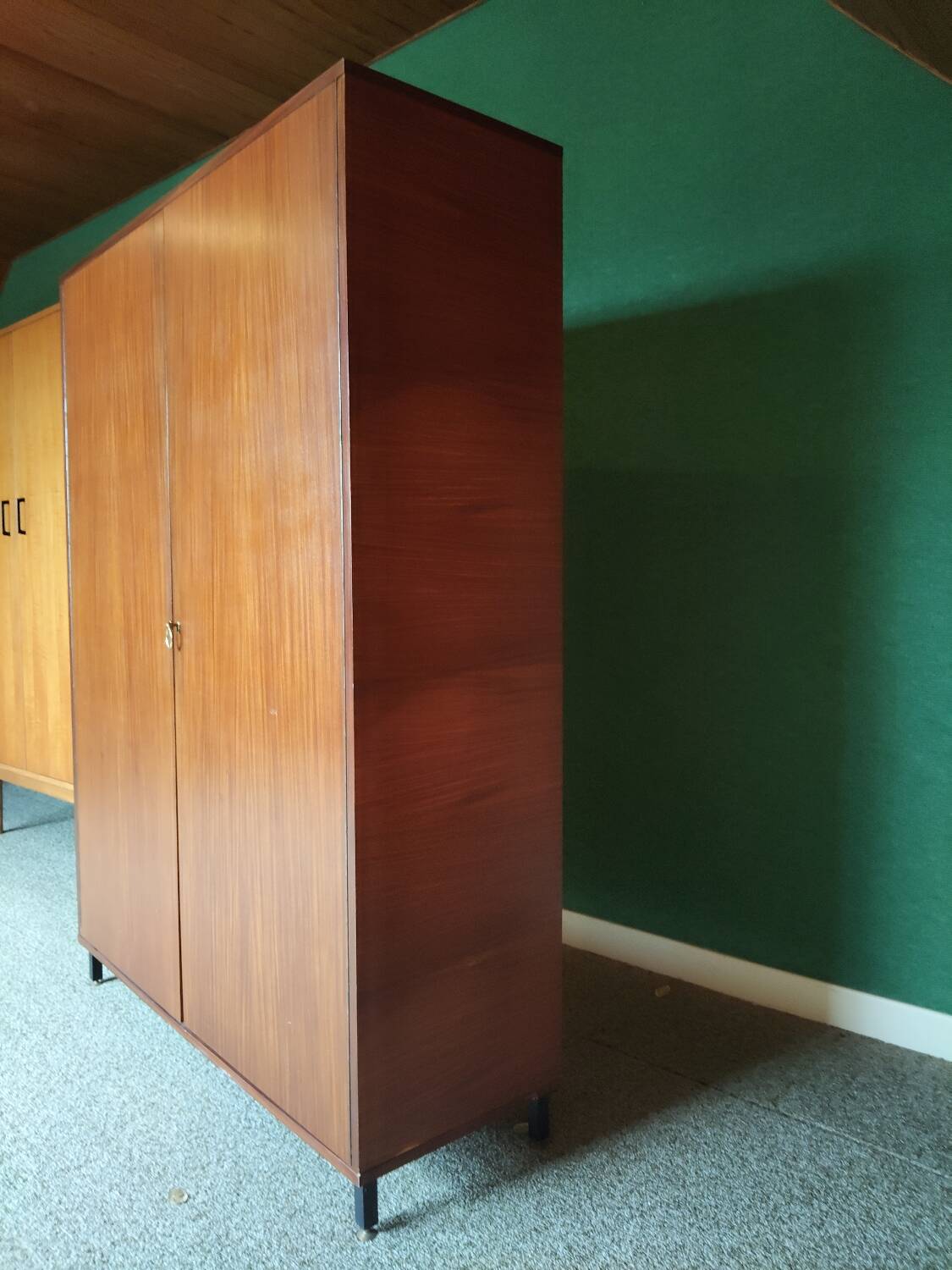 Armoire vintage scandinave en bois – penderie et étagères – années 60