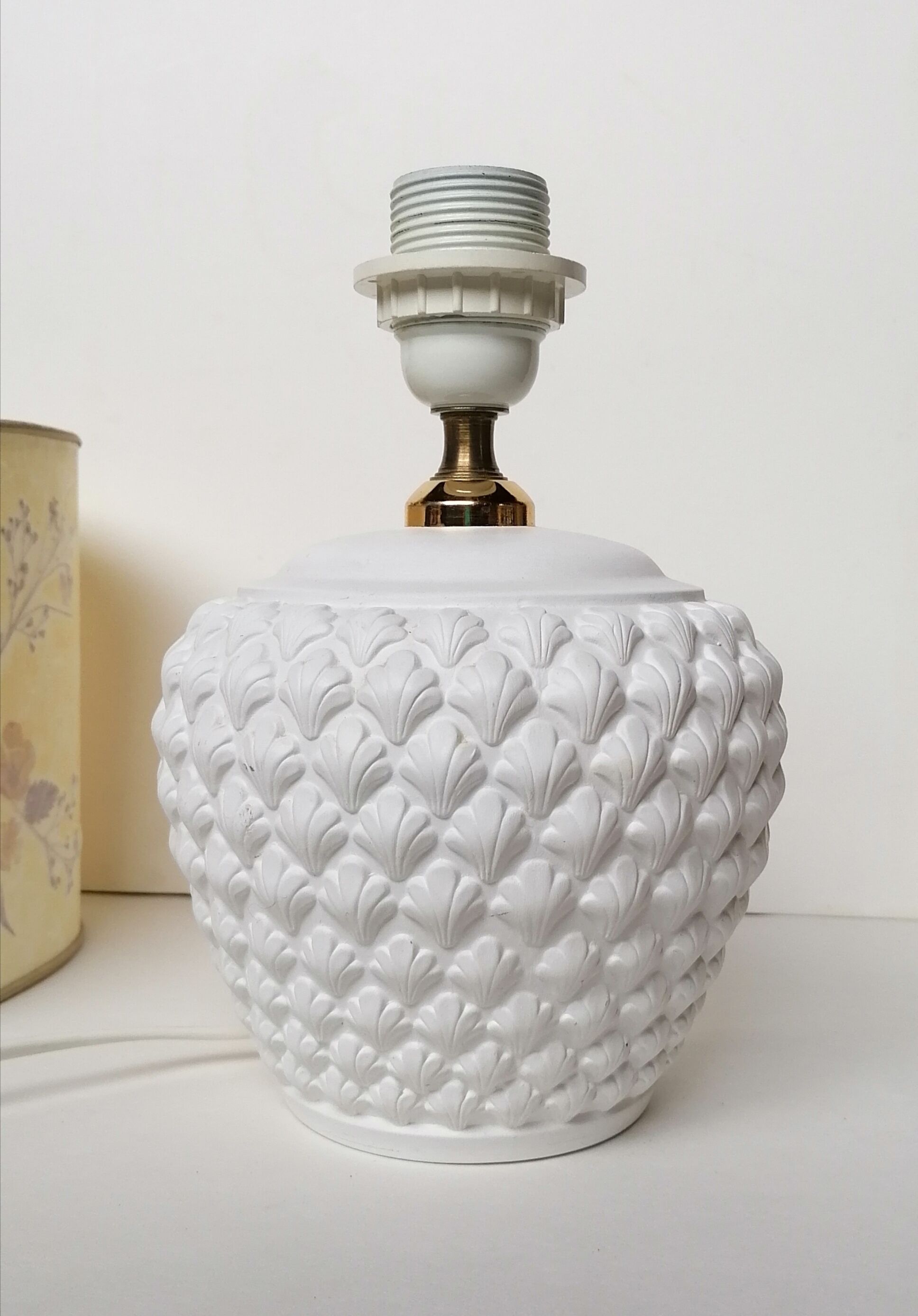 Lamp lampshade dried flowers foot white ceramic