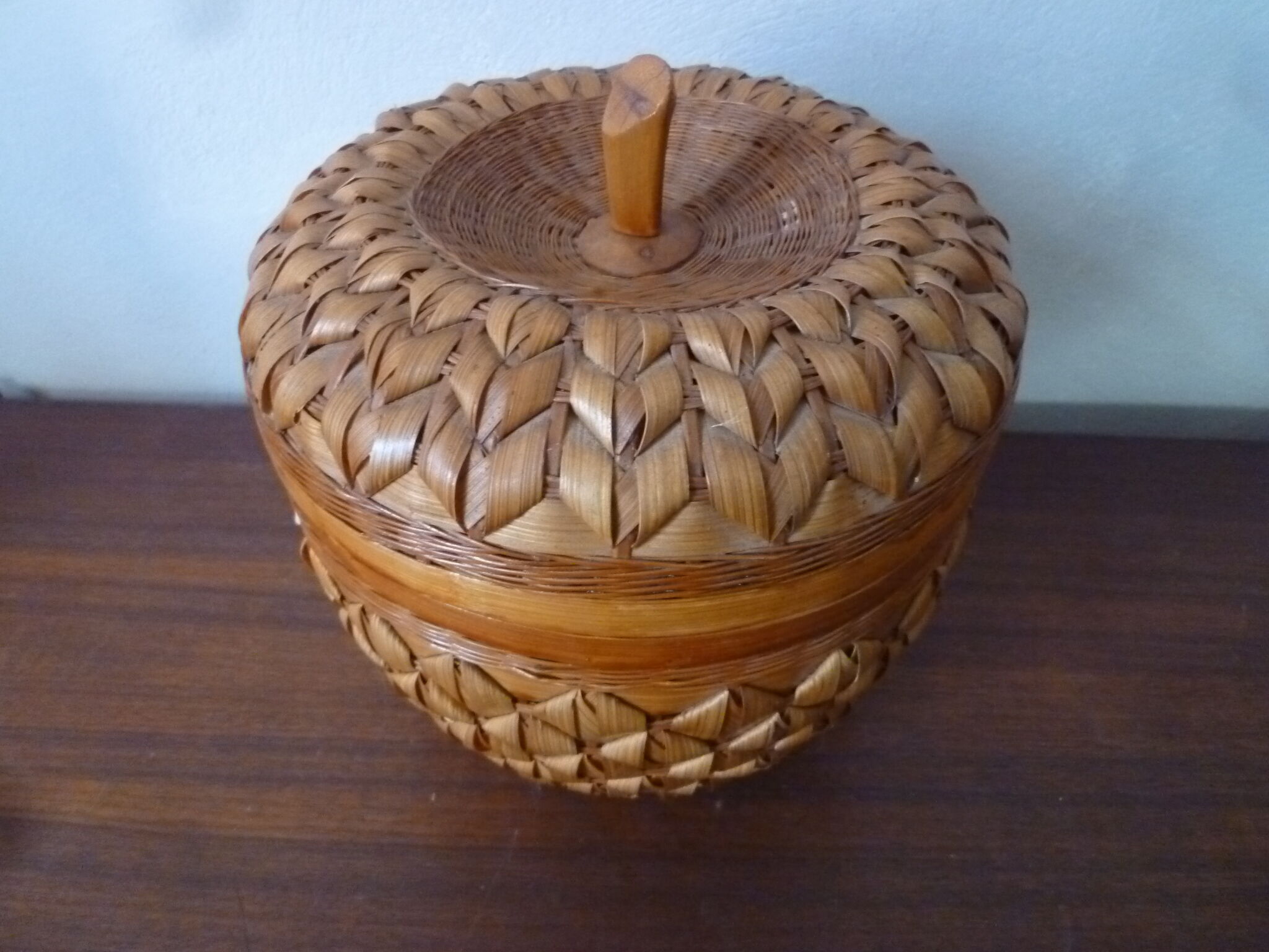 Apple box made of vegetable fibre