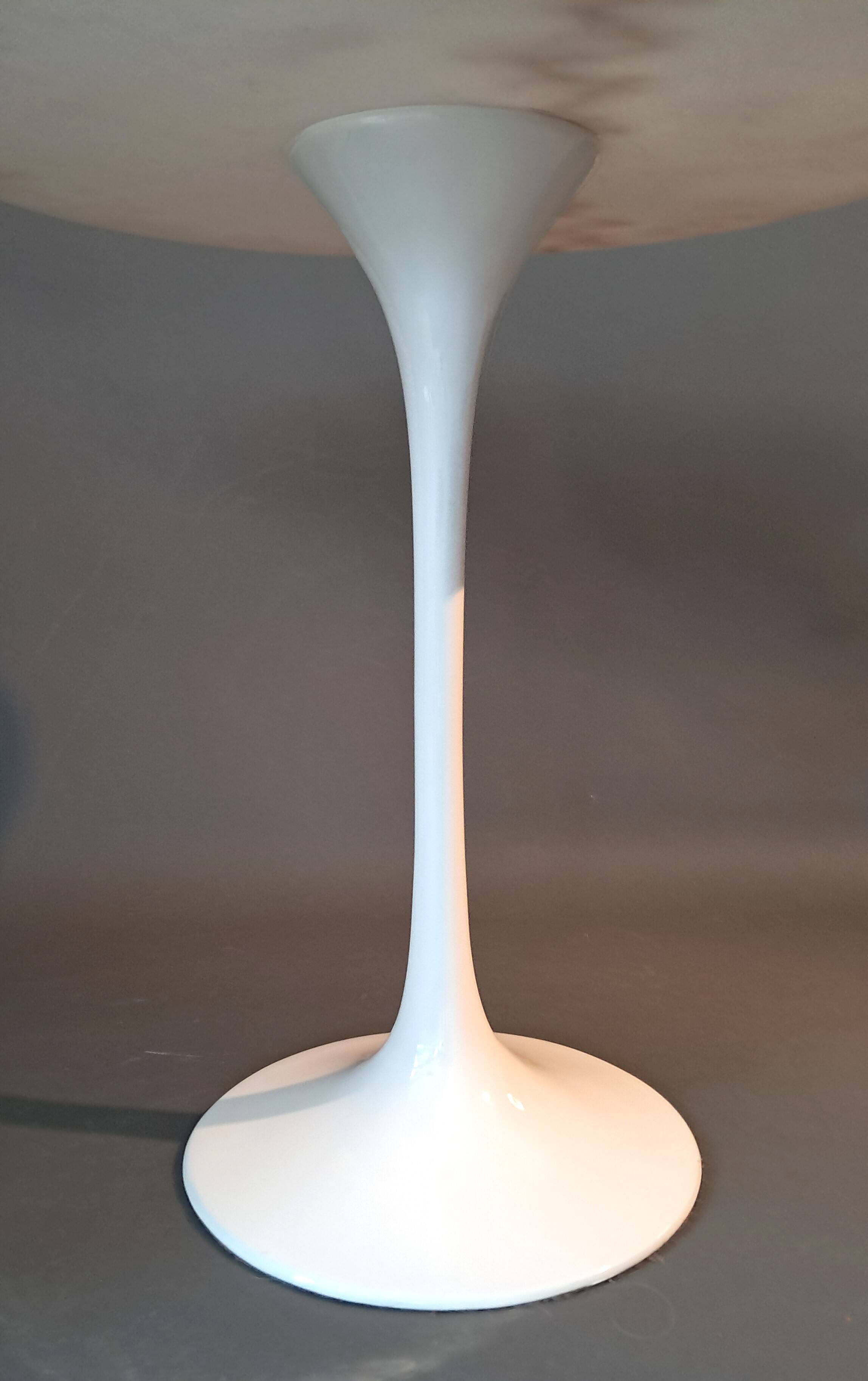 Tulip pedestal table in veined white marble and cast aluminum base, 1970/1980
