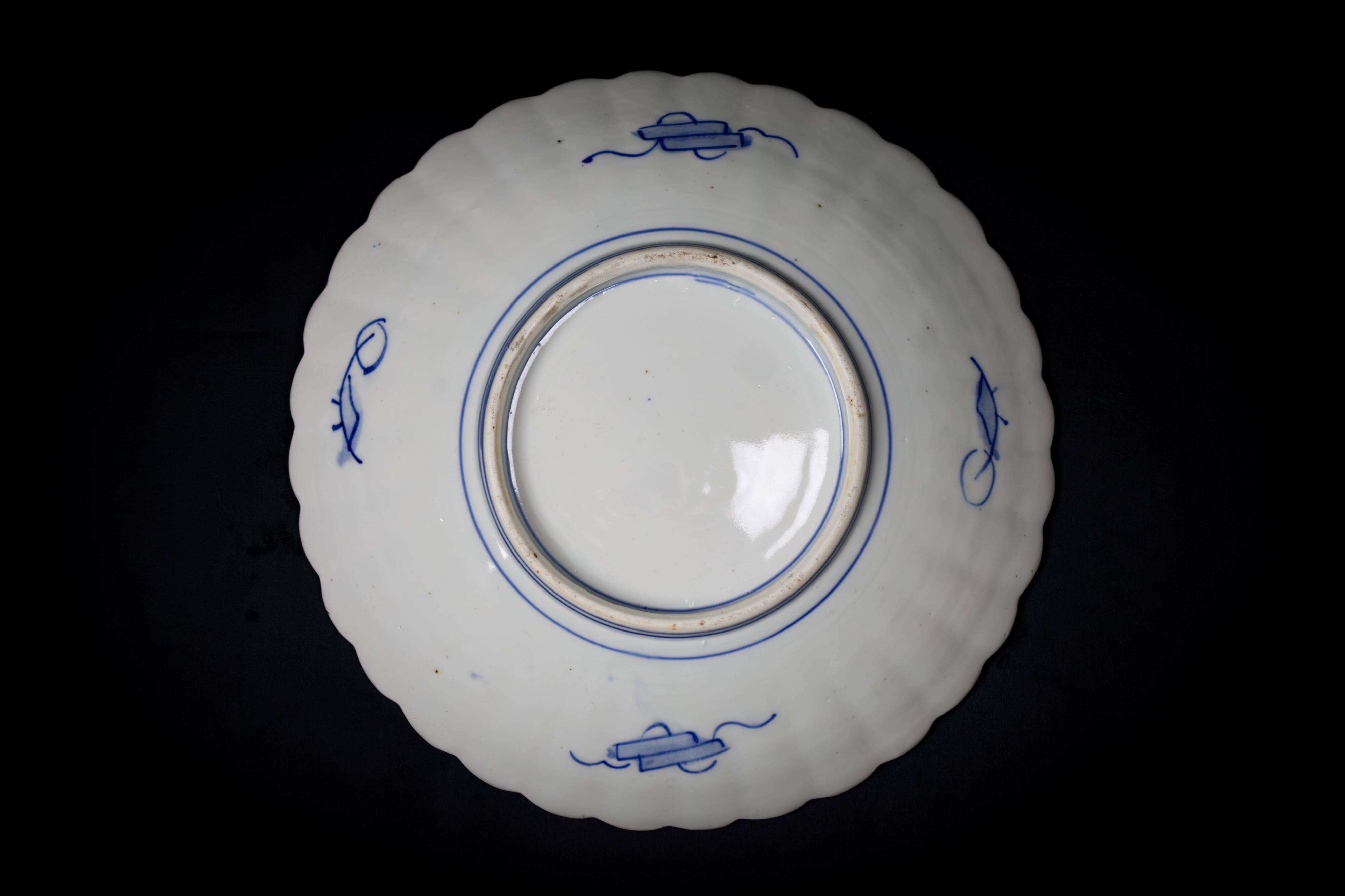 Japanese Imari porcelain dish with radiant decoration and scalloped edges