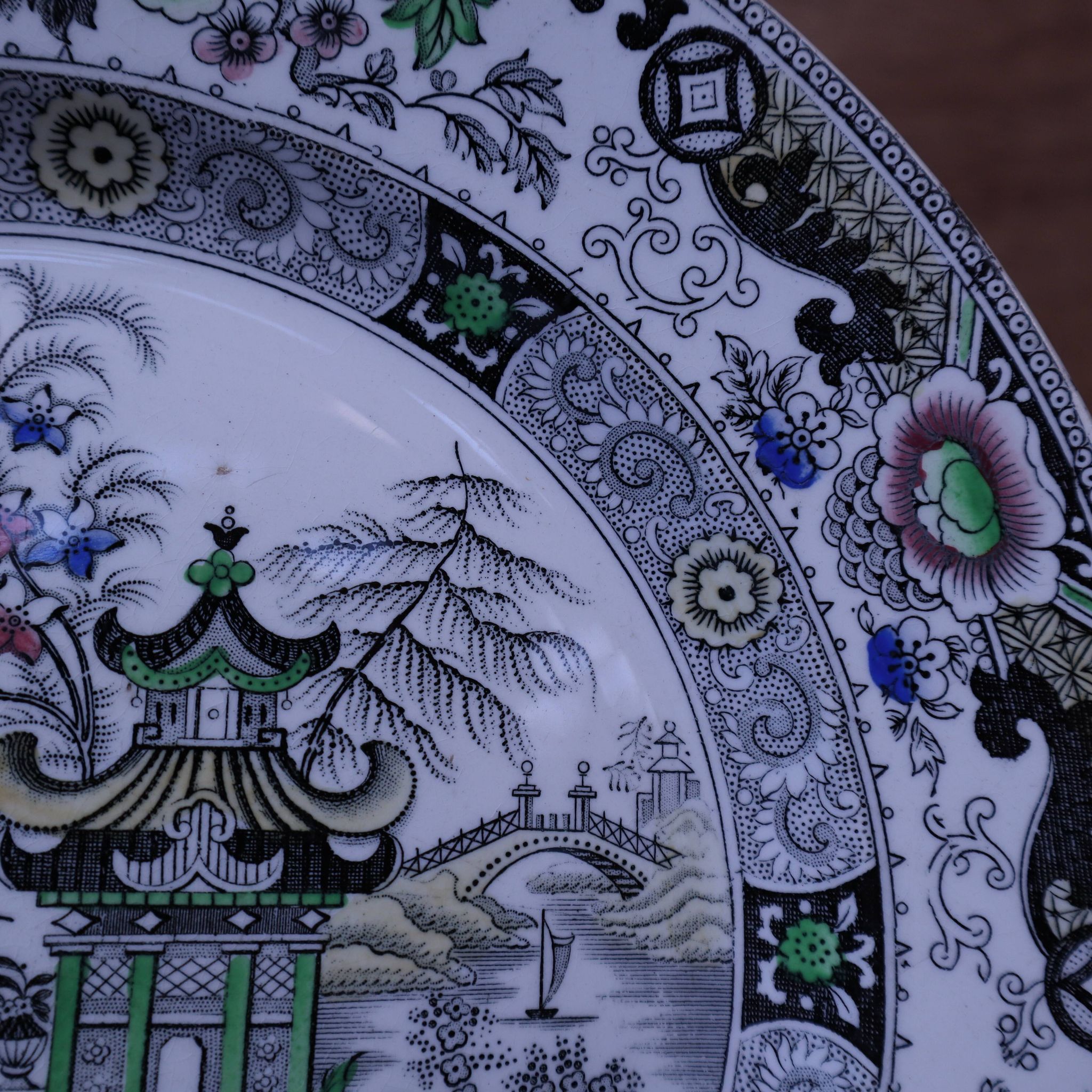 Decorative plate Creil and Montereau - Japanese Polychrome Decor 19th Century