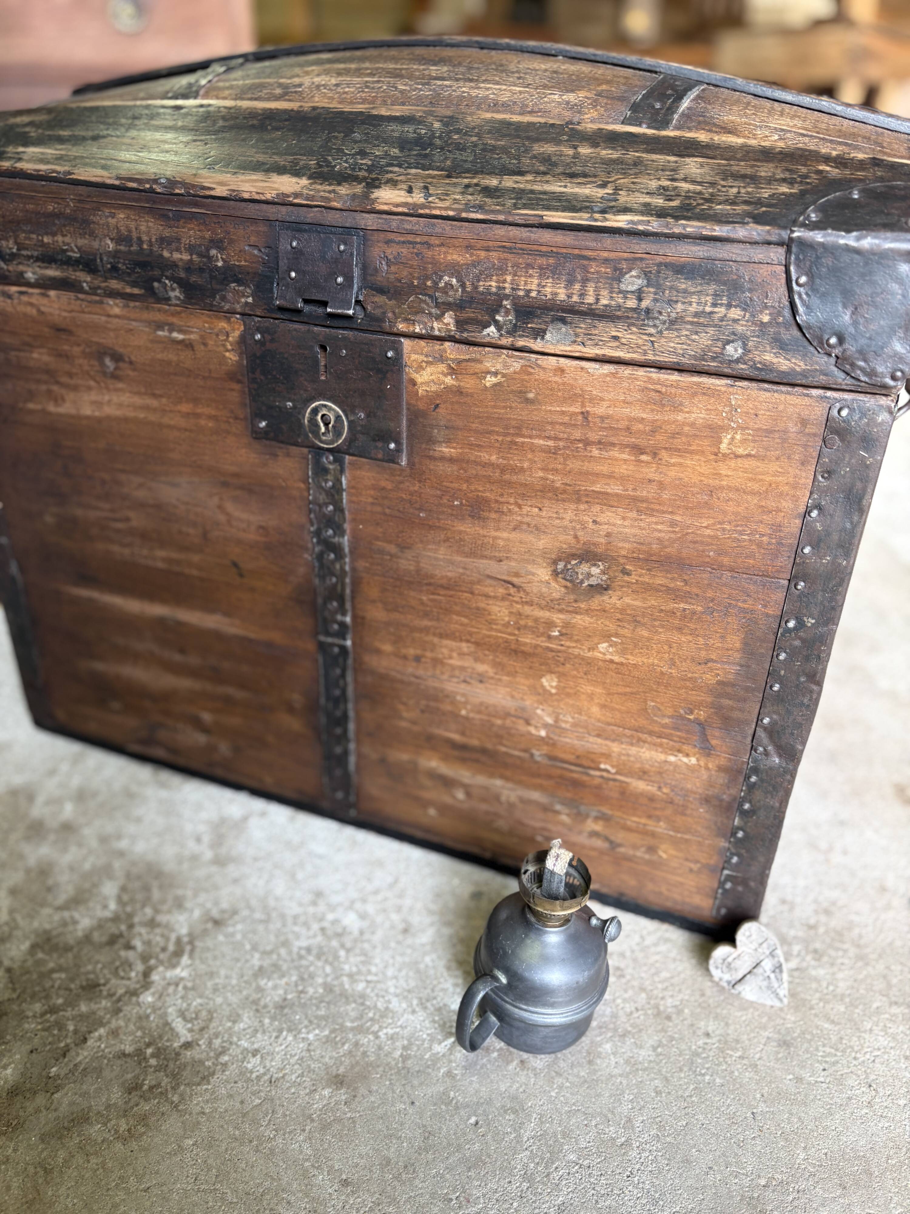 Malle bombée ancienne – rangement & déco vintage