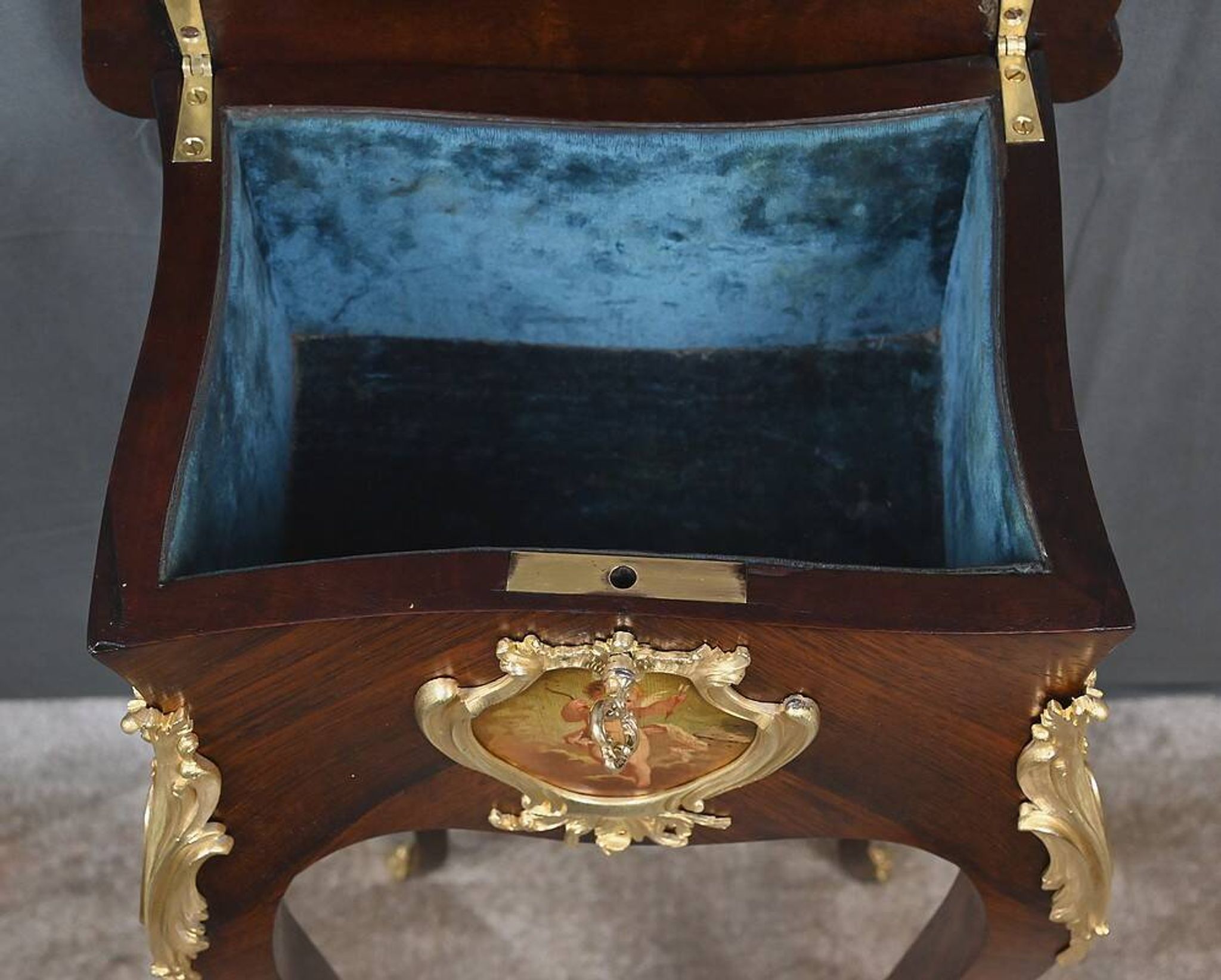 Table de salon, travailleuse en marqueterie, style Louis XV – fin XIXe