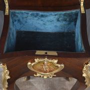 Table de salon, travailleuse en marqueterie, style Louis XV – fin XIXe