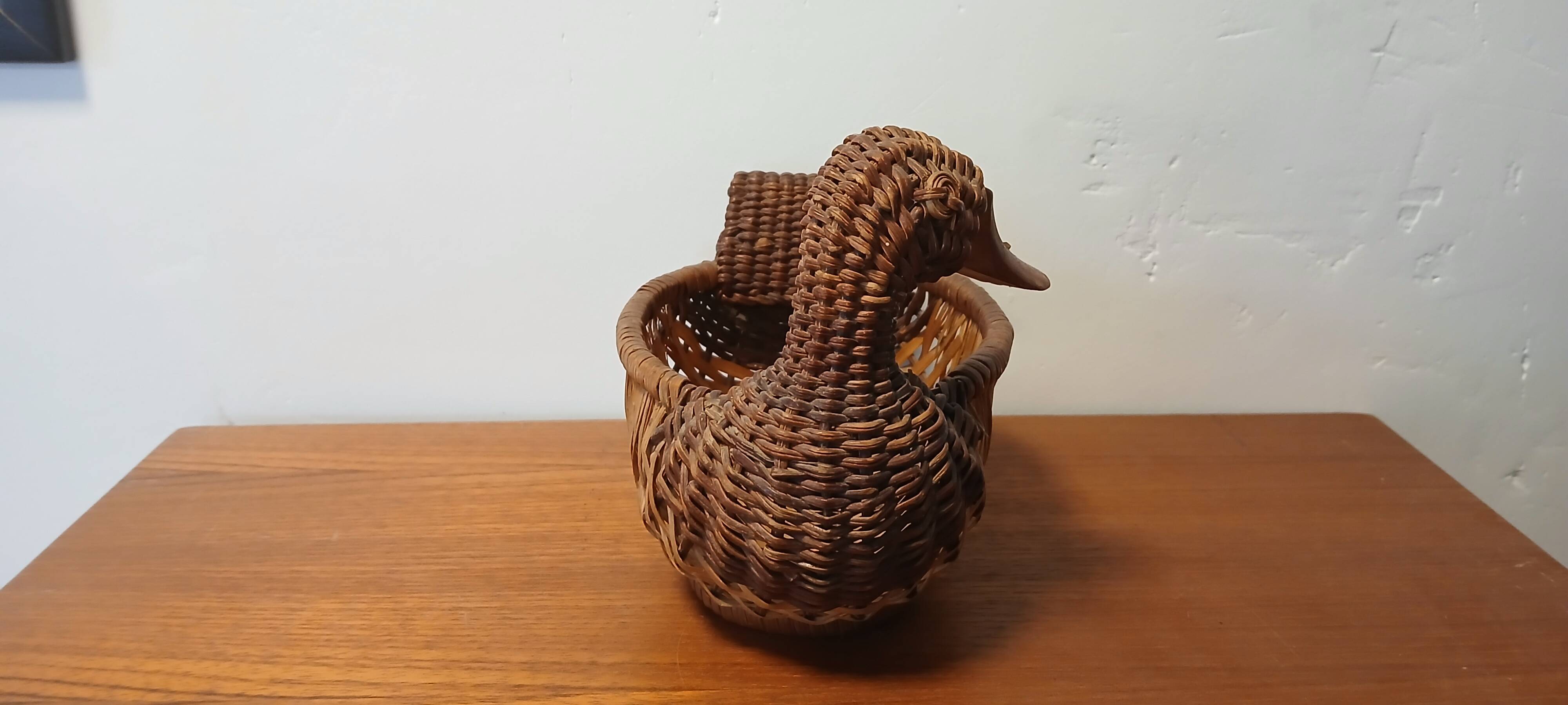 Wicker duck basket