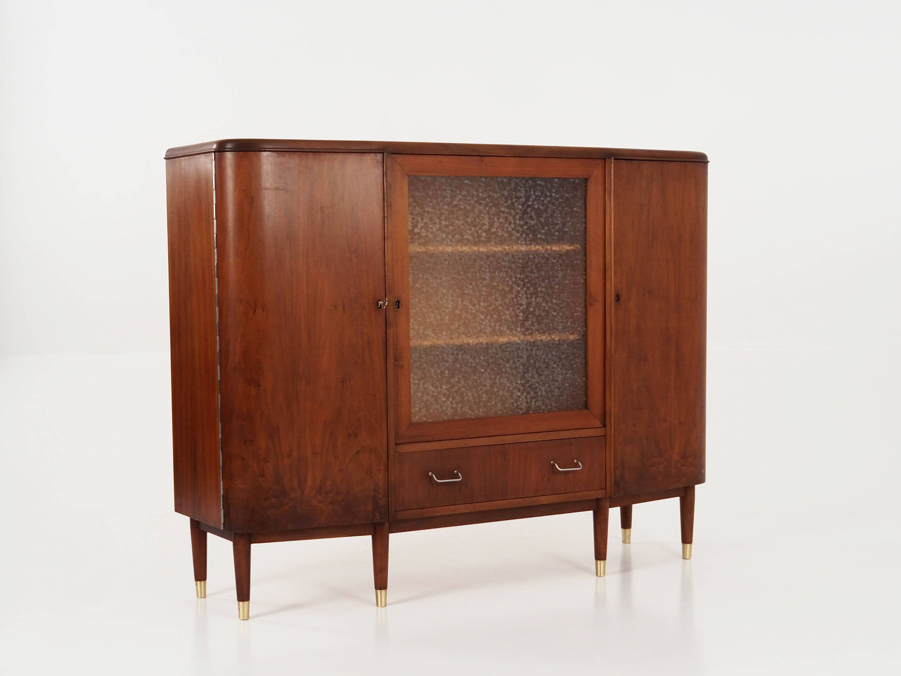 Buffet haut en noyer, design danois, années 1960, production : Danemark