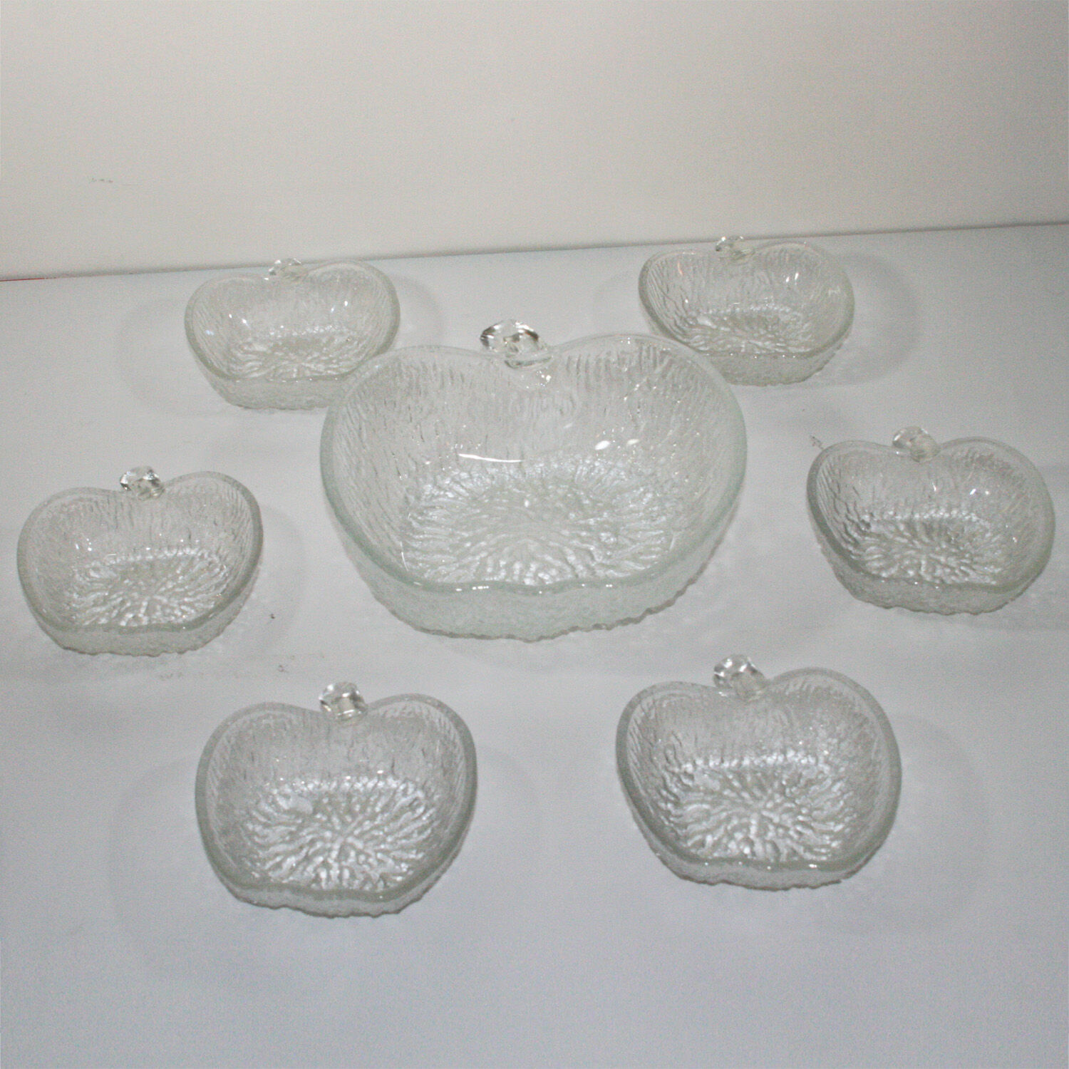 Service a dessert Apple Bowl and its 6 cups