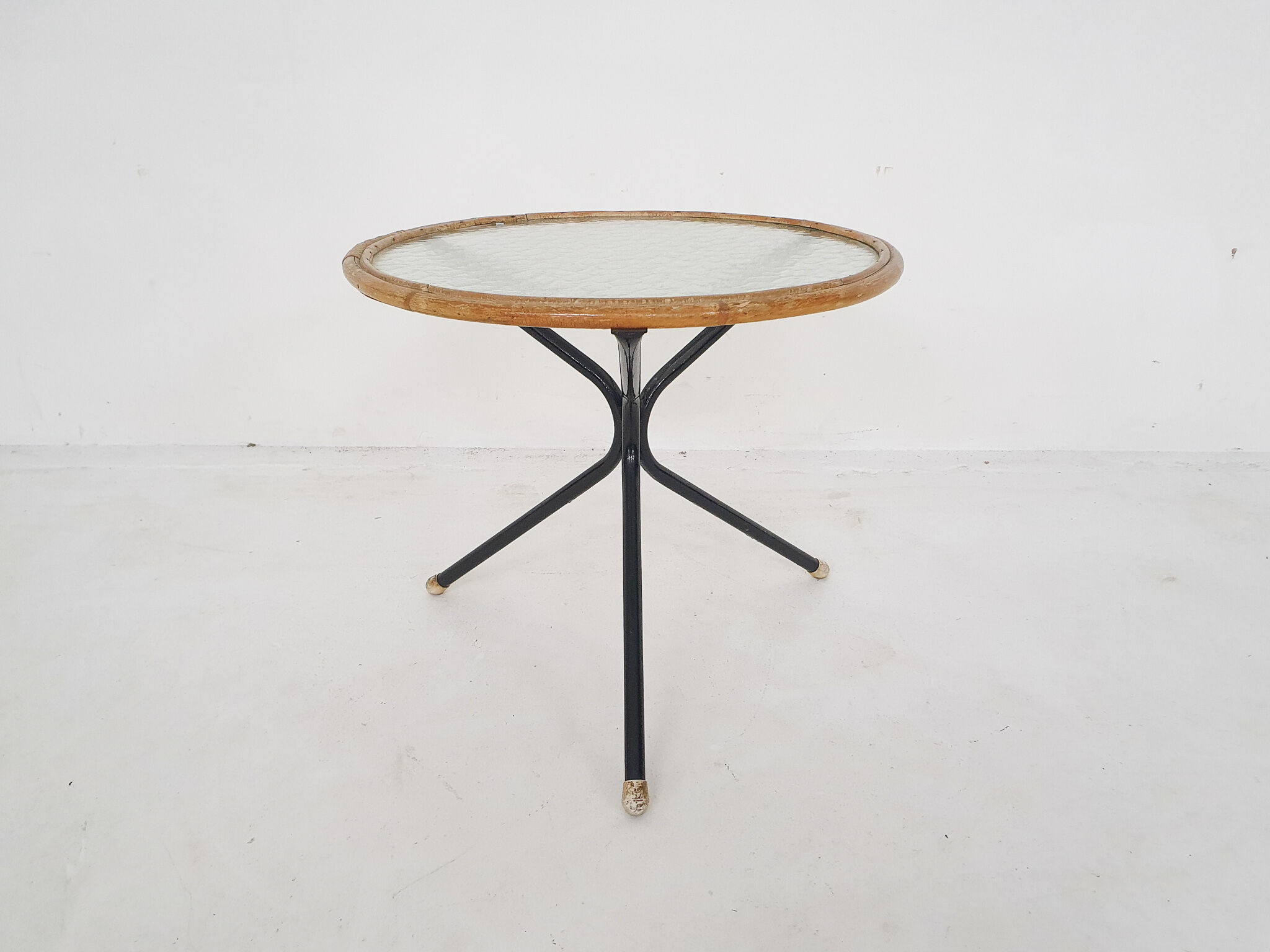 Rohe Noordwolde round glass and rattan side table, The Netherlands 1950's