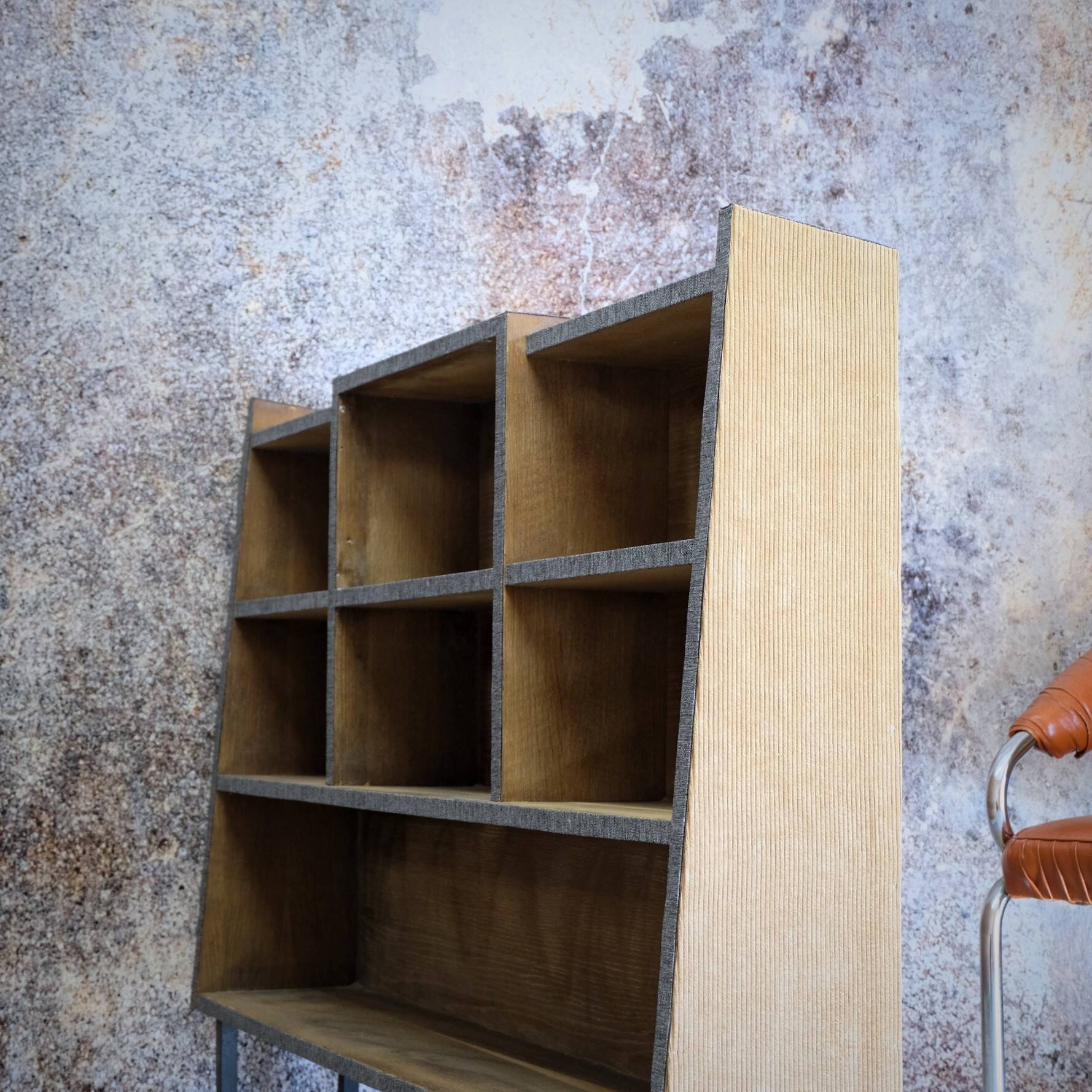 Asymmetrical shelf with lockers on feet
