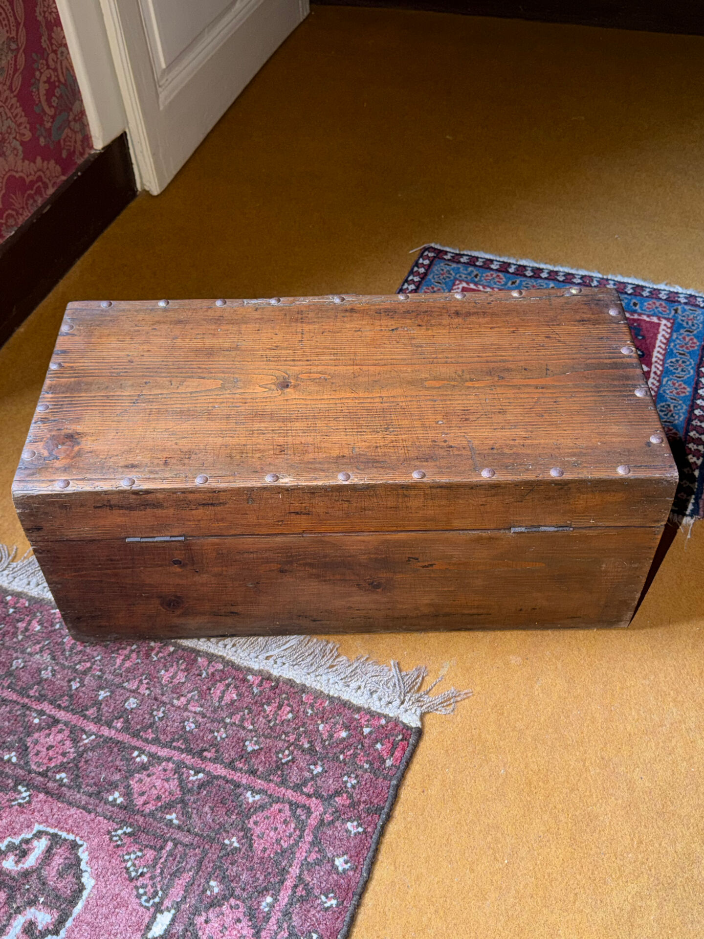 Petit coffre ancien en bois – rustique, authentique