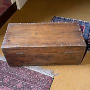 Petit coffre ancien en bois – rustique, authentique
