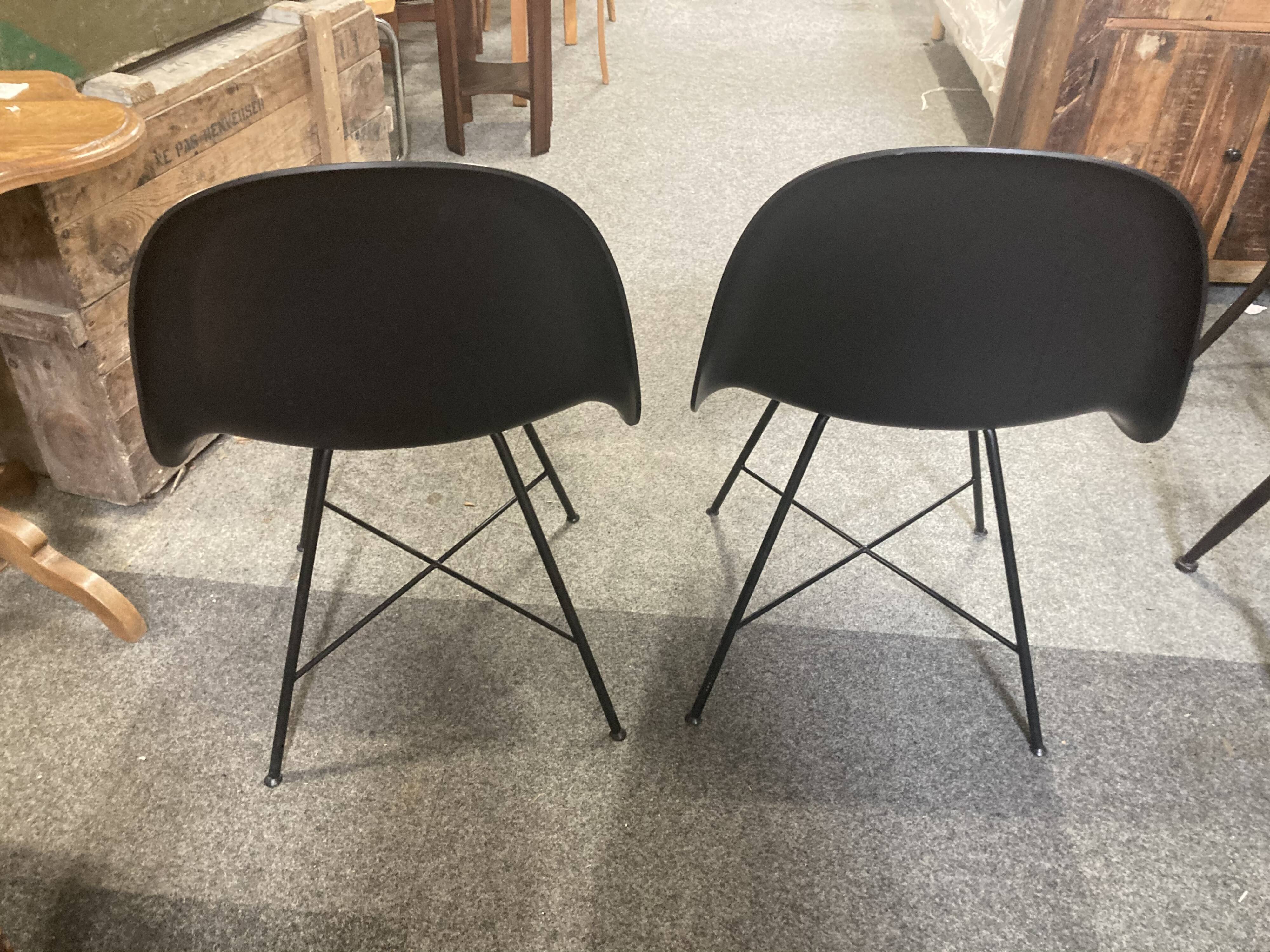Lot de 2 chaises Gubi modèle 3d design par Komplot