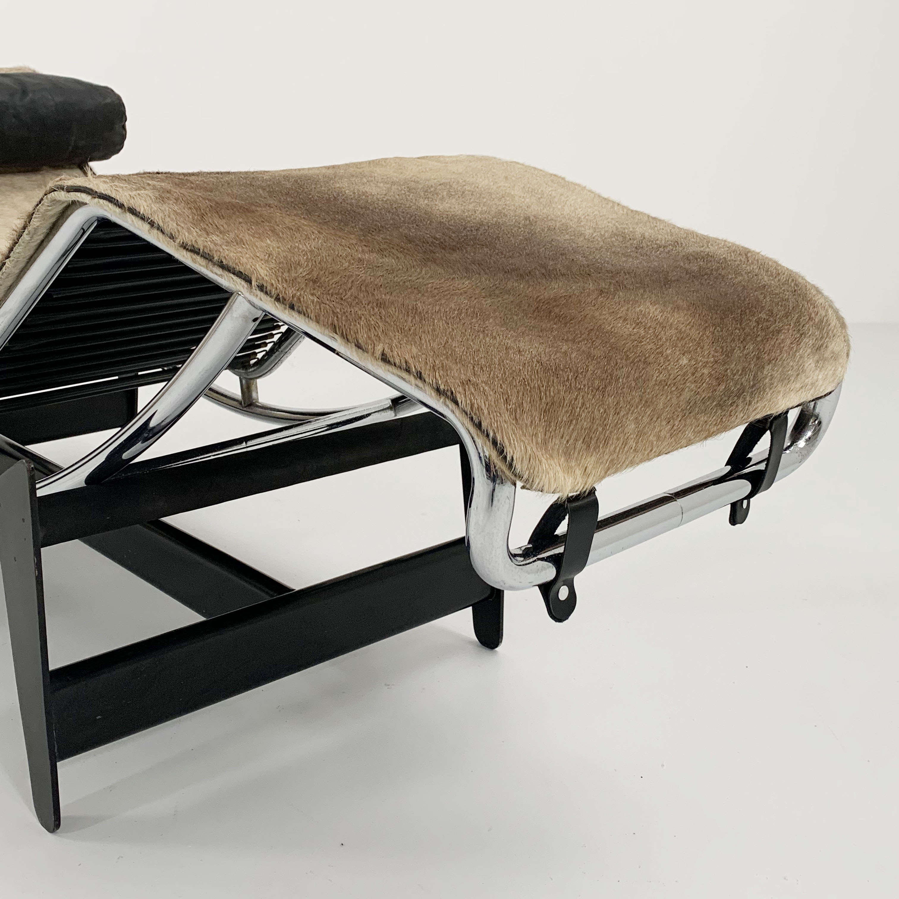 LC4 pony skin chaise longue Serial number 396 by Le Corbusier for Cassina, 1960