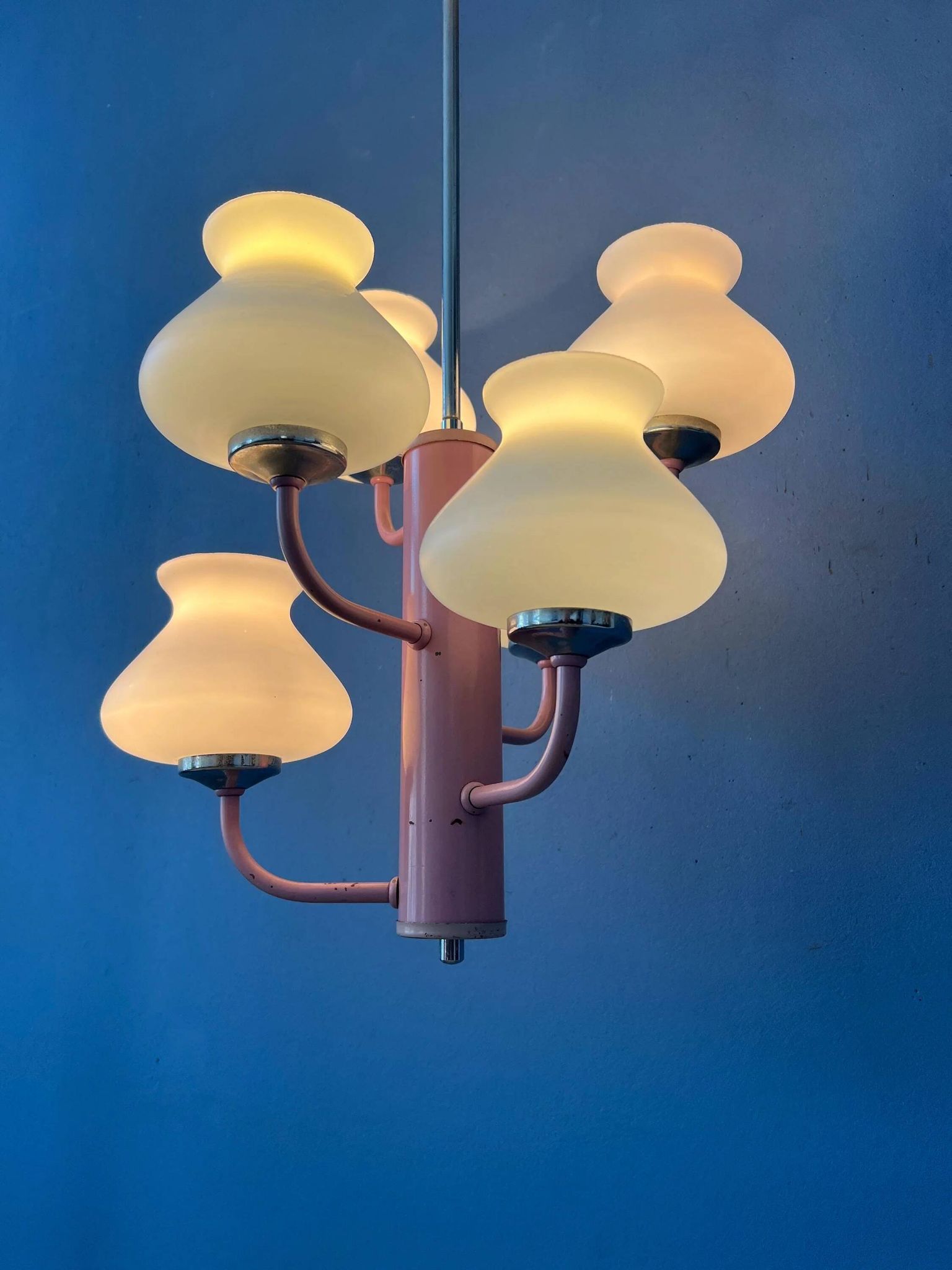 Lustre mid-century en verre opaline blanc avec structure rose