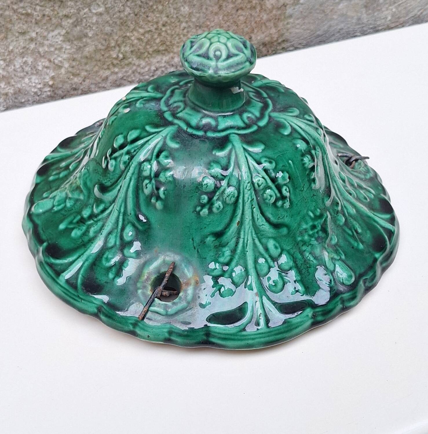 Hanging planter in green earthenware