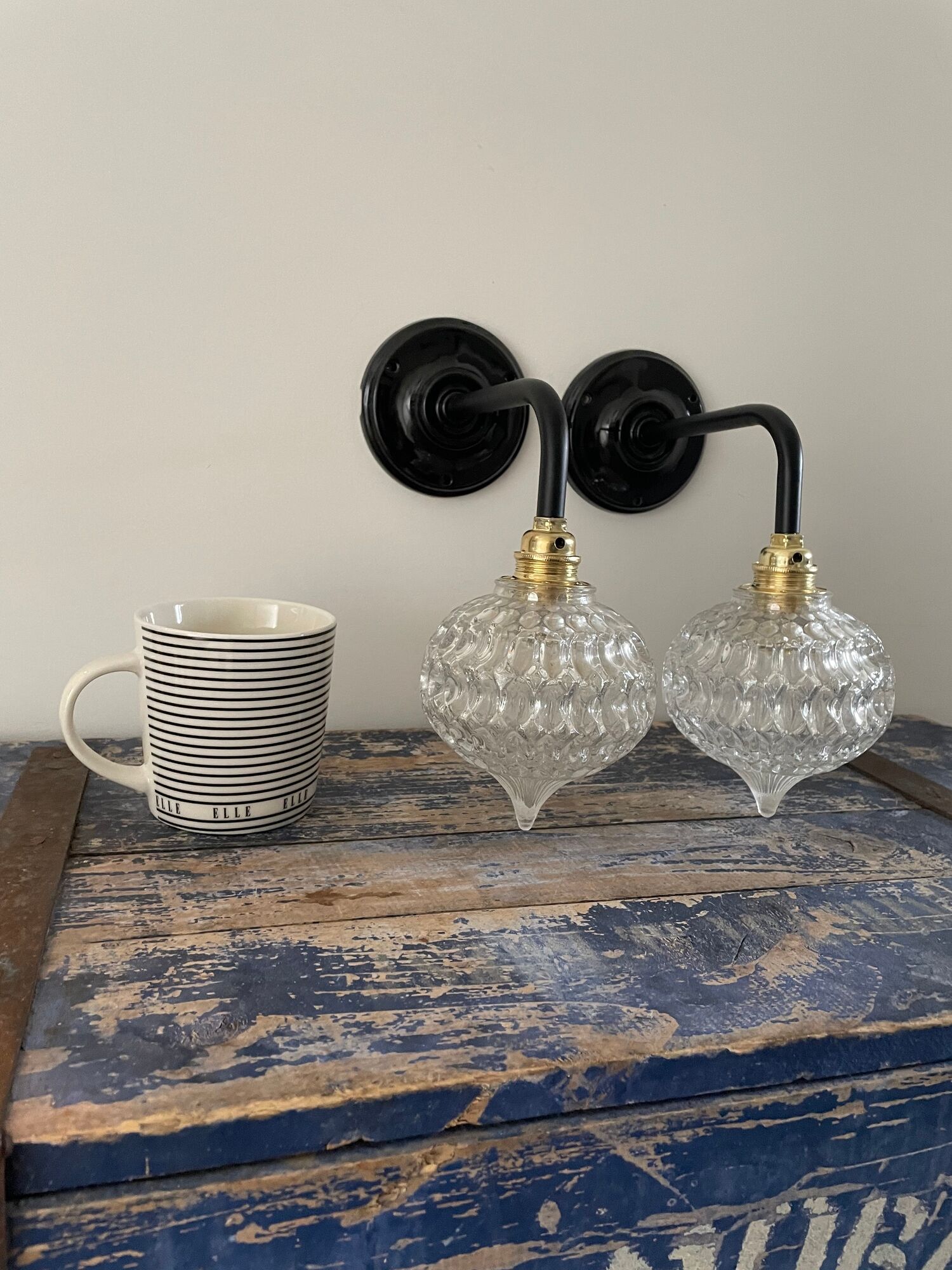 Paire d’appliques vintage en verre ciselé électrifiées à neuf