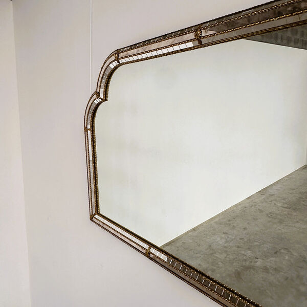 Grand miroir décoratif en laiton doré espagnol et miroir fumé, années 1980.