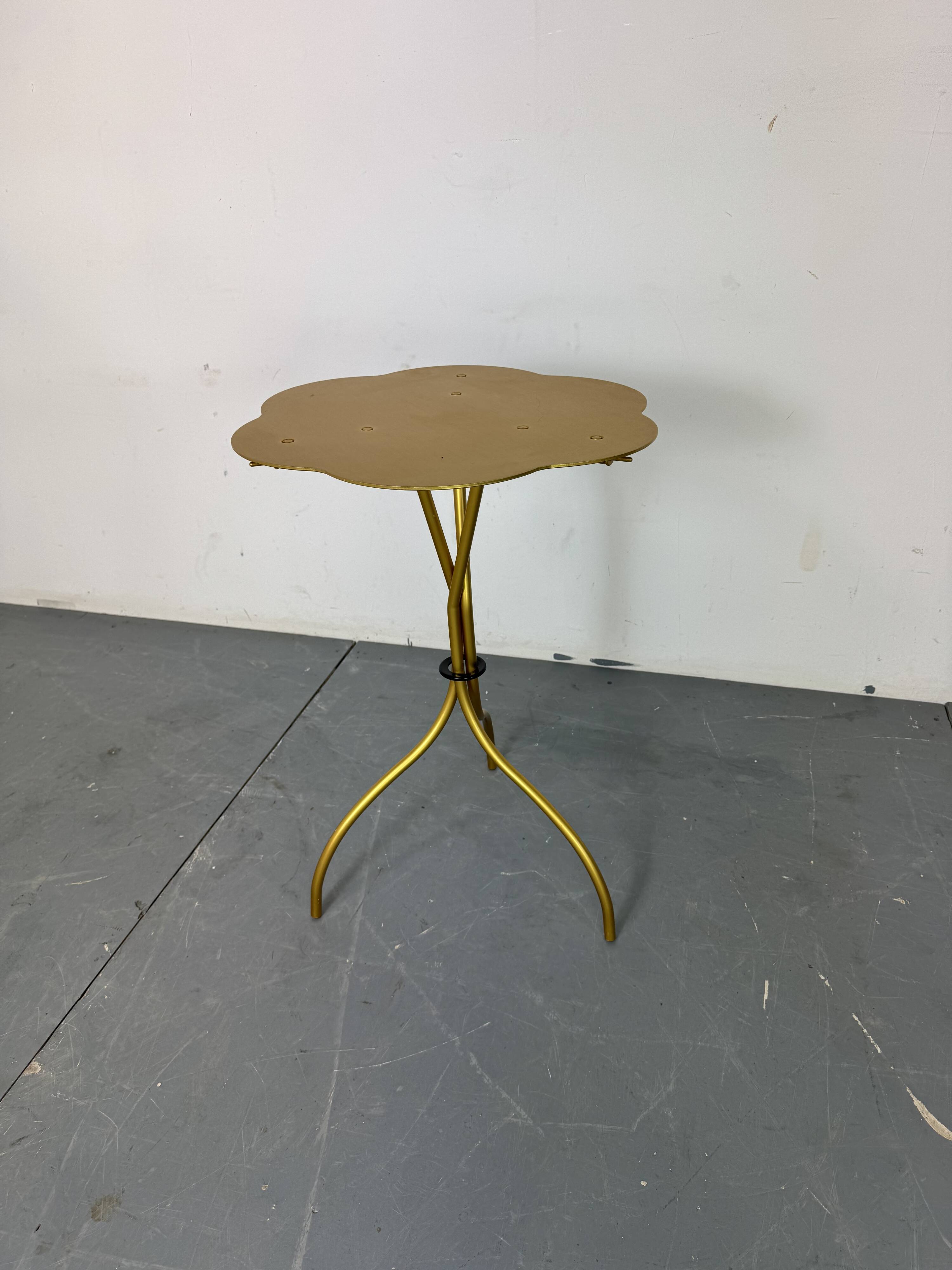 Table d'appoint haute design italien par Emaf Progetti pour Zanotta années 1980.