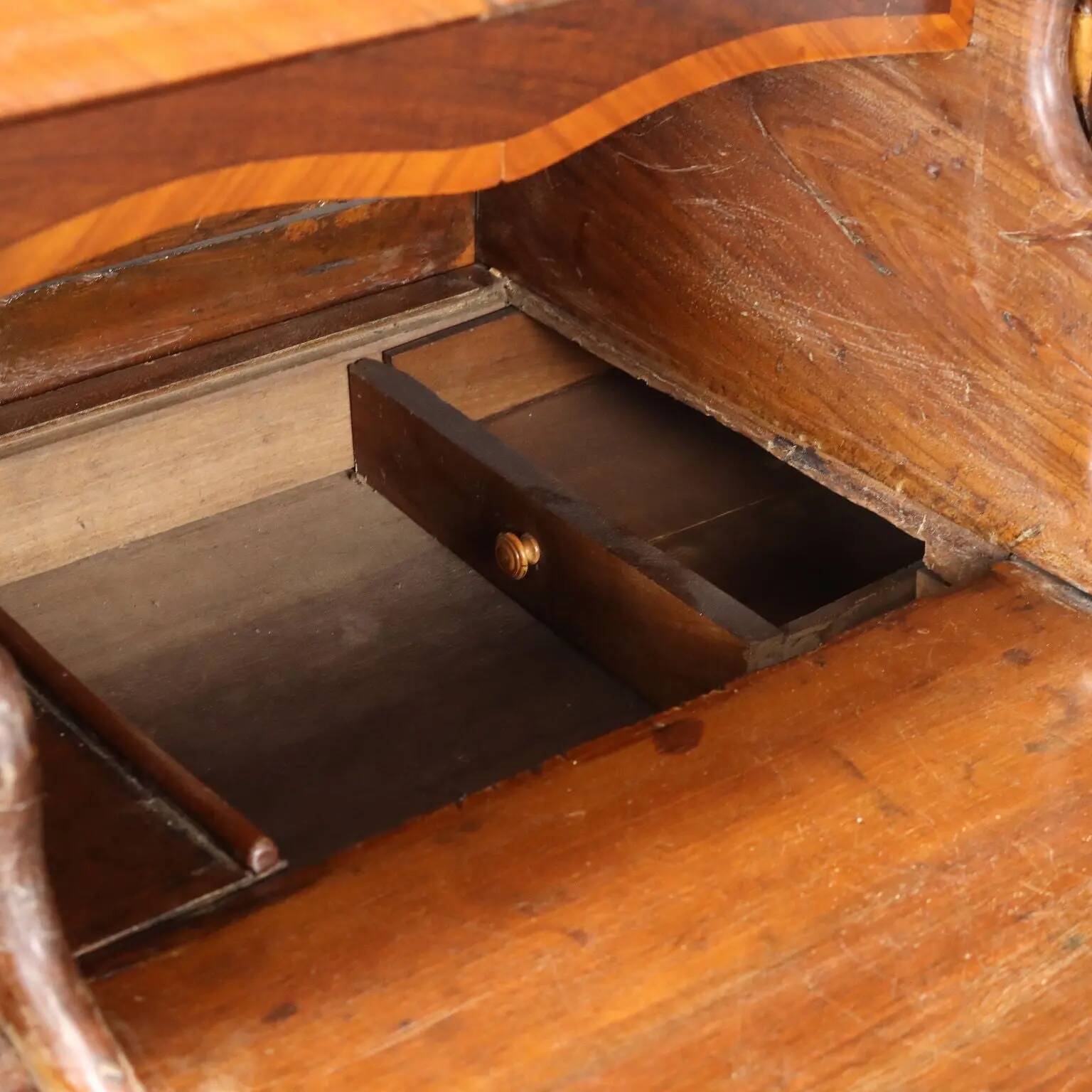 Antique writing desk in walnut with drawers and inlays, Italy, 18th century.